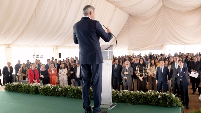 Jorge Azcón se dirige a los presentes Jorge Azcón se dirige a los presentes