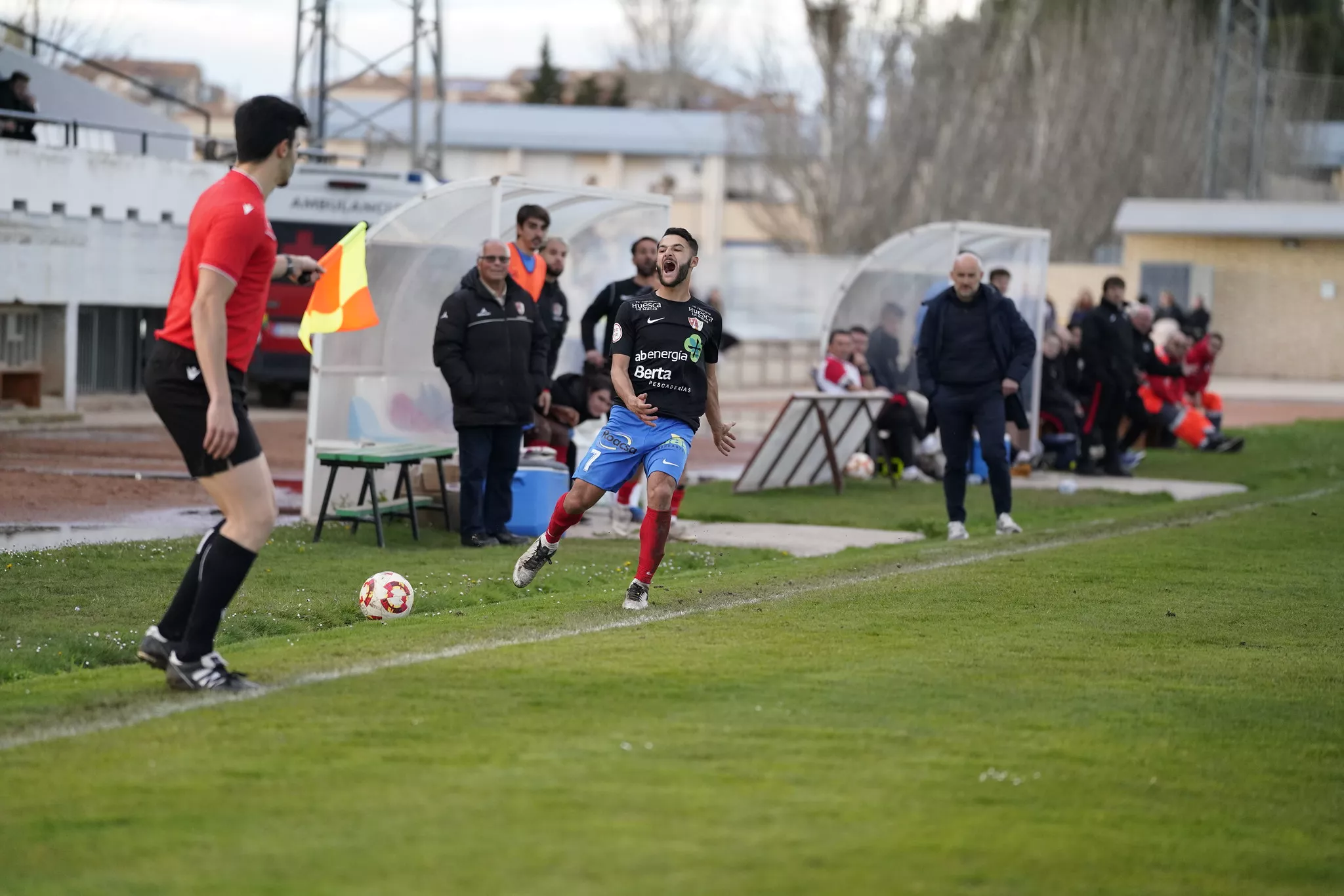 Hugo, jugador del Barbastro, se lamenta tras perder un balón en el partido ante el Alfaro. Dani Martínez: "Es un partido muy importante para nosotros". 