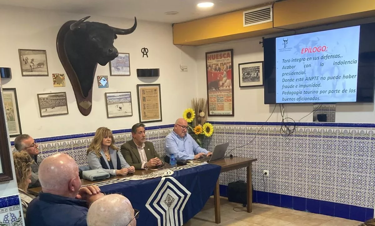 Víctor Manuel Ferra conquista a los aficionados taurinos oscenses