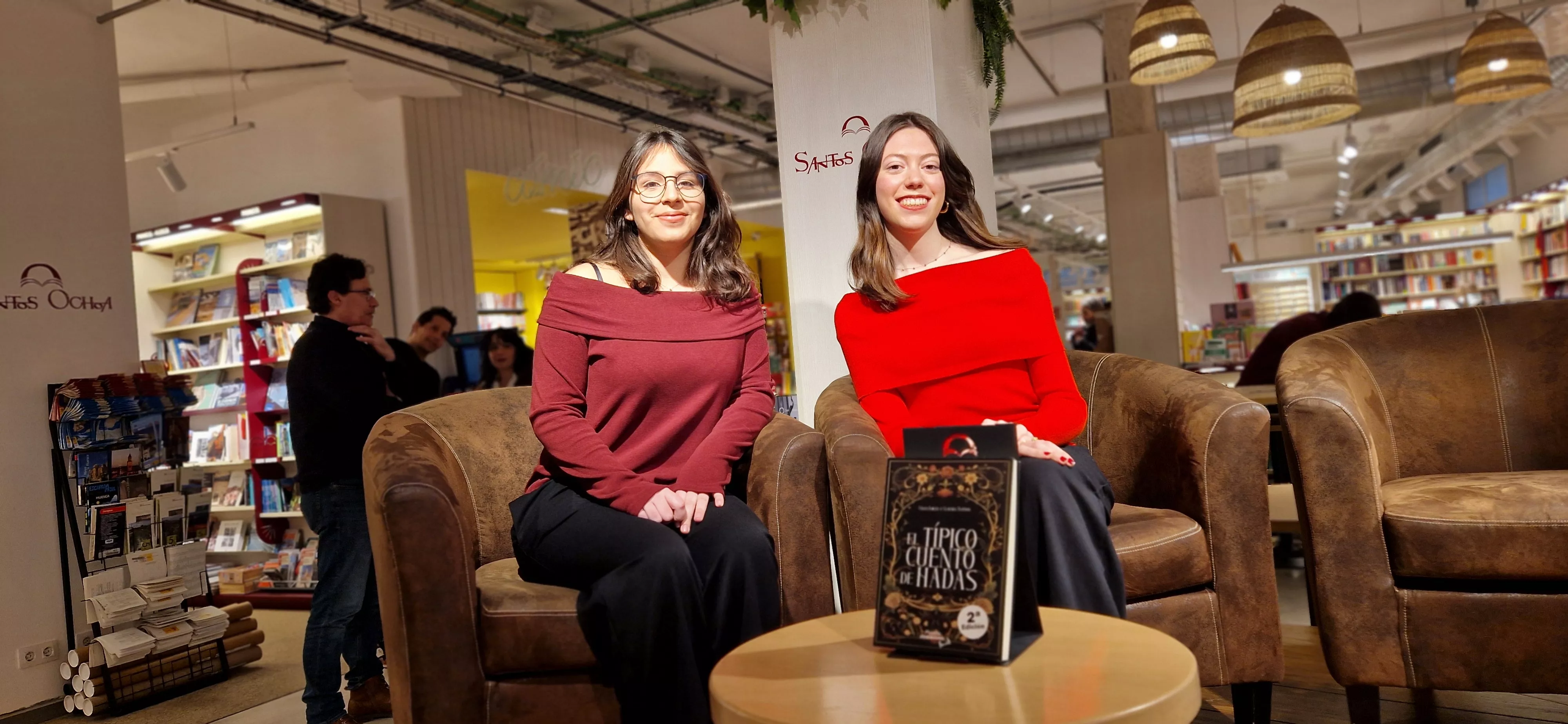 Claudia Yupton y Celia Lorán y presentaron en Huesca "El típico cuento de hadas". Foto Myriam Martínez