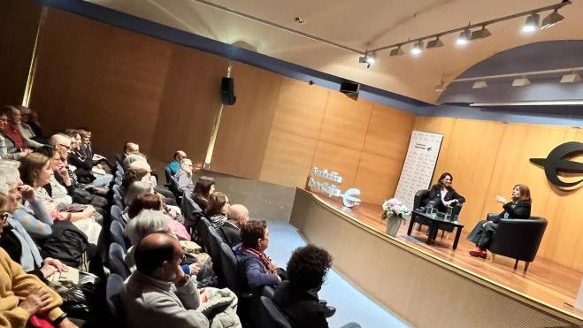 Imagen del encuentro entre Elvira Lindo y Cristina Monge en la sede de Ibercaja Huesca. Imagen del encuentro entre Elvira Lindo y Cristina Monge en la sede de Ibercaja Huesca.