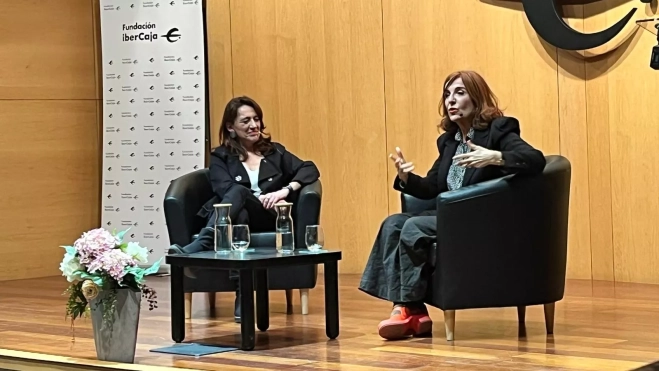 Elvira Lindo se dirige al público. Elvira Lindo se dirige al público.