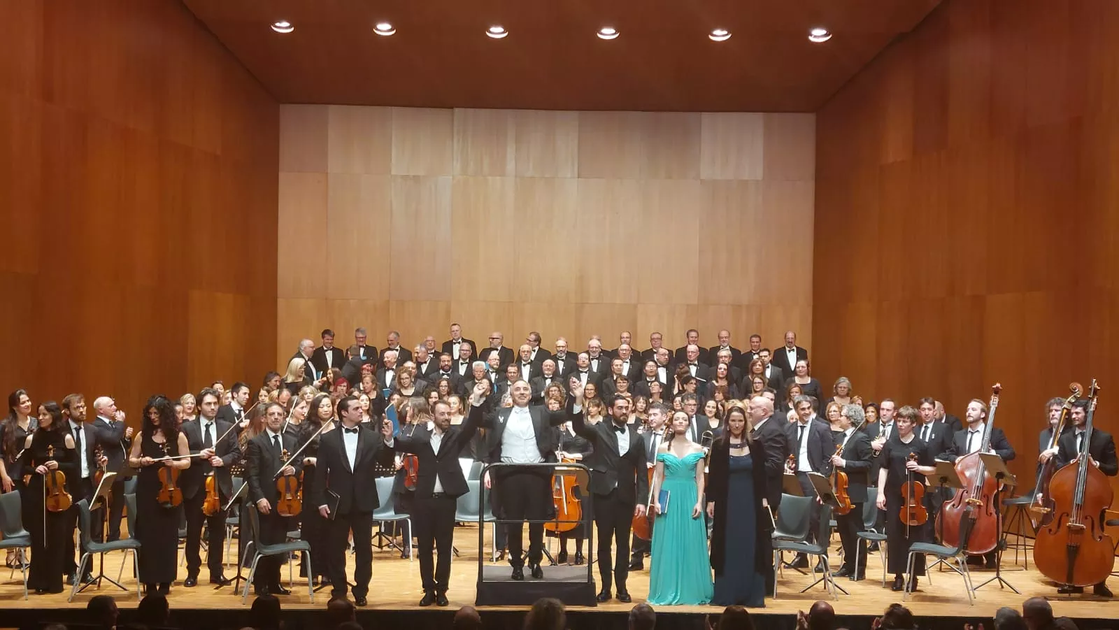 Apoteósica ovación final a la ORA y el Coro Amici Musicae