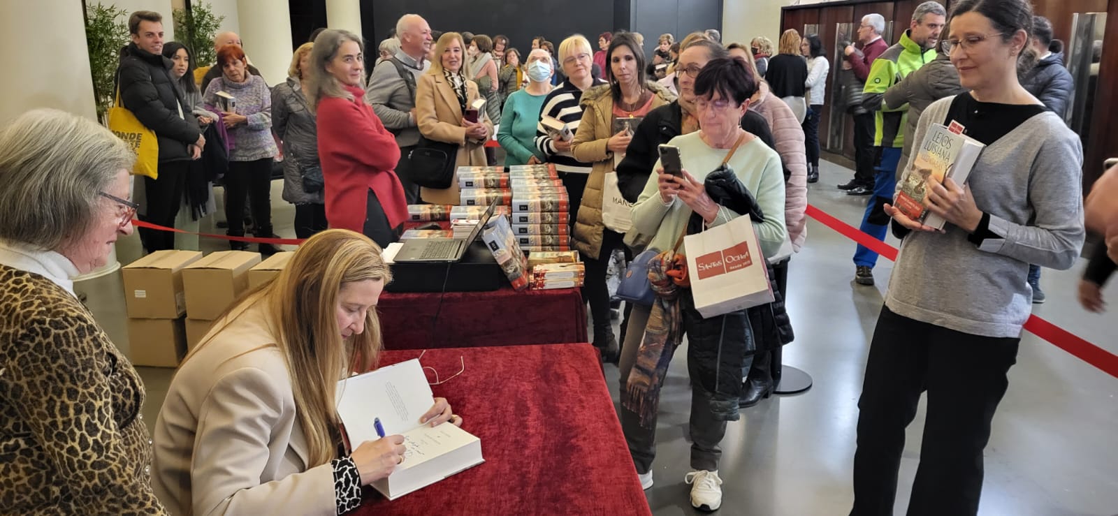 Luz Gabás firma libros de Lejos de Luisiana en la Diputación Provincial de Huesca