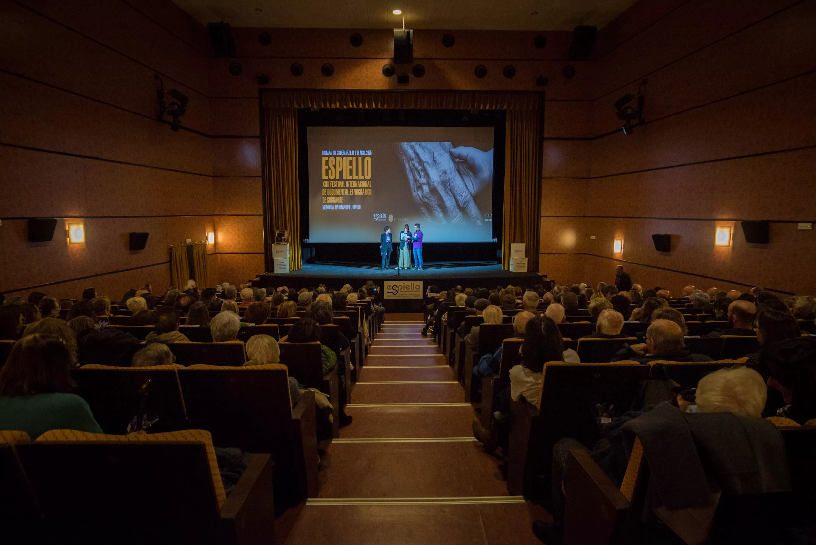 Entrega de la Siñál D'onor y de la presentación de Ellas Cuentan en Espiello