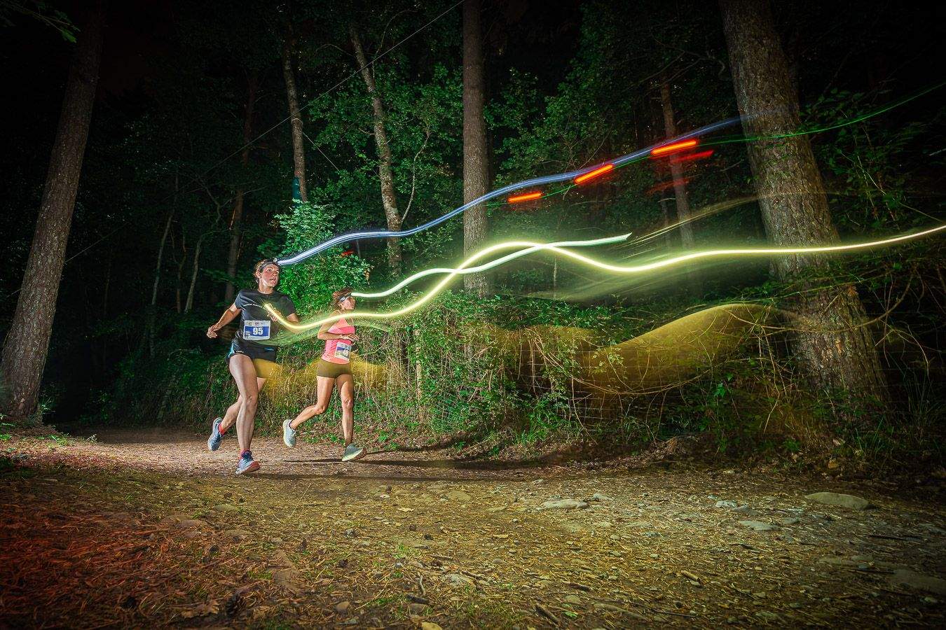 Espectacular imagen con la luz de los frontales de los corredores. Foto Turismo Villanúa/Yhabril Moro