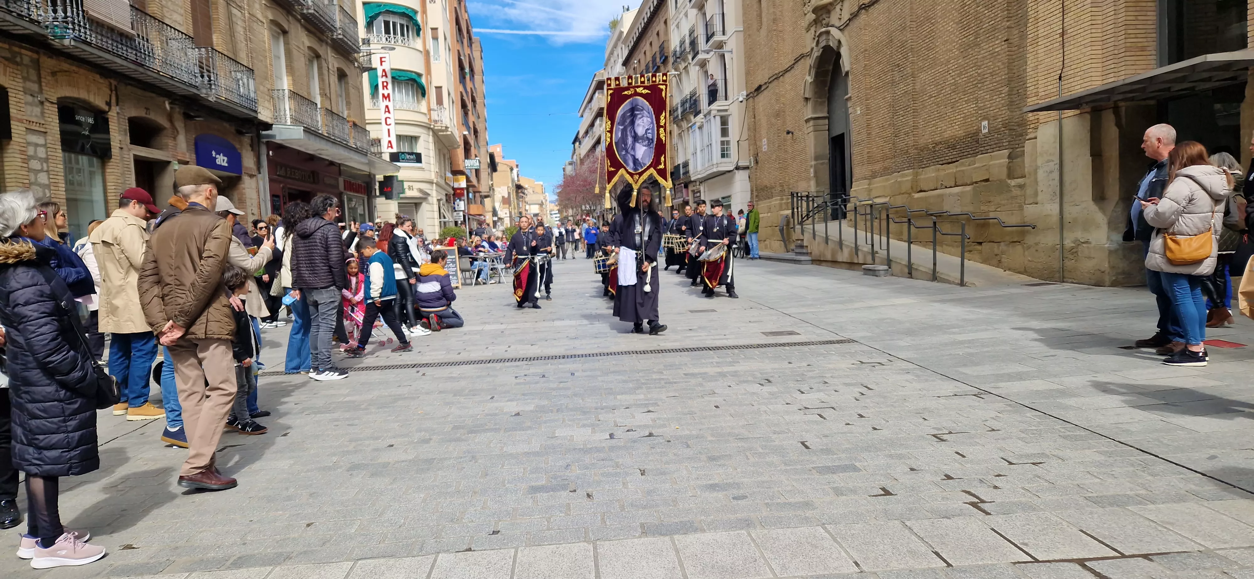 La Cofradía del Santo Cristo de los Gitanos ha salido a tocar ante la Iglesia de la Compañía. Foto Myriam Martínez