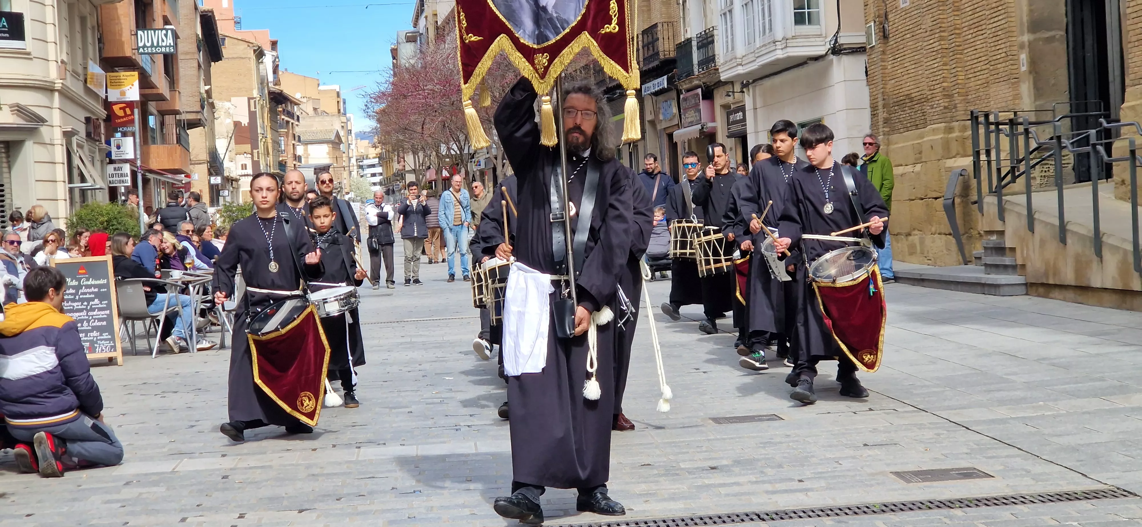 La Cofradía del Santo Cristo de los Gitanos ha desfilado por el Coso. Foto Myriam Martínez