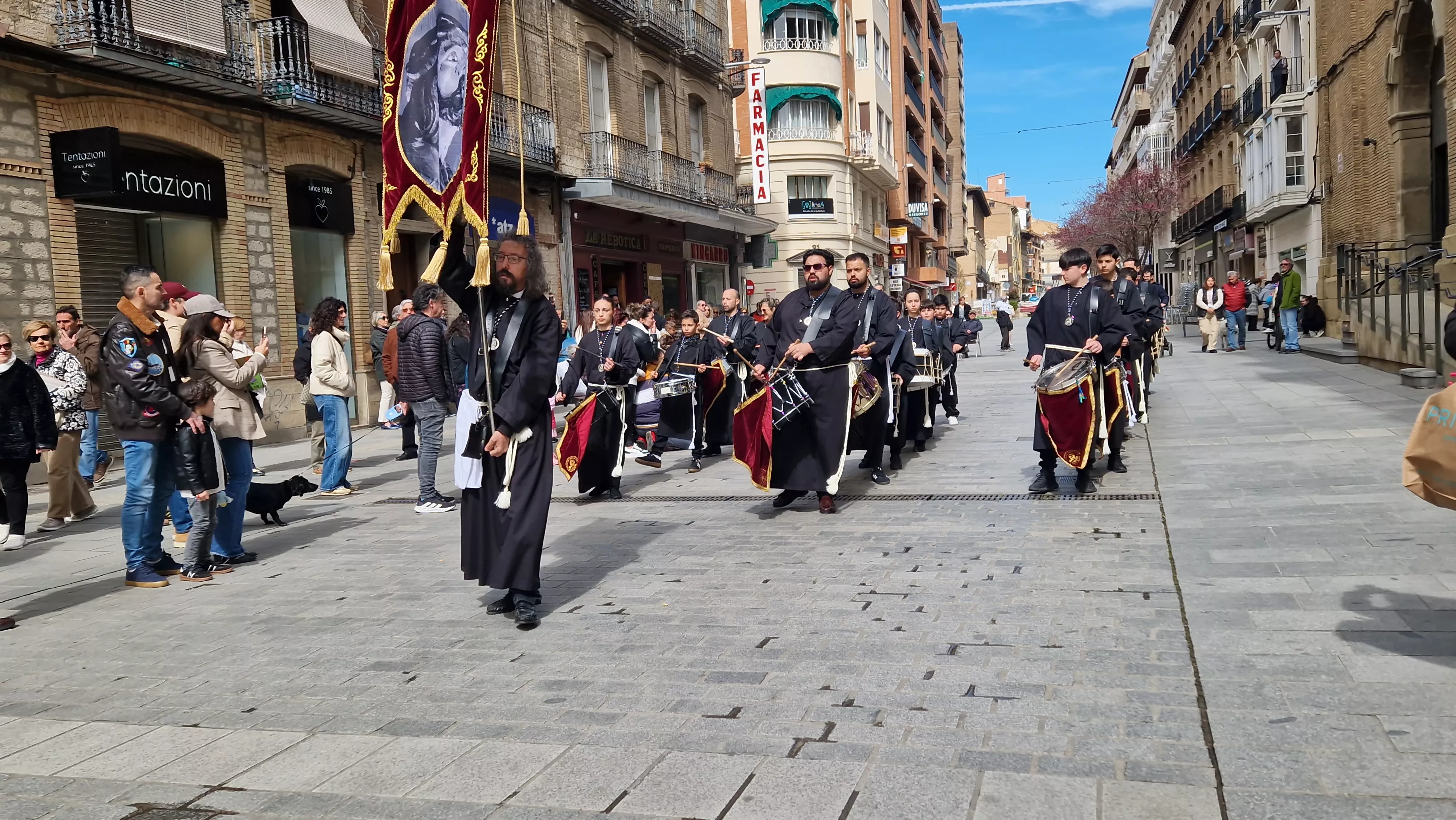 La Cofradía del Santo Cristo de los Gitanos ha desfilado por el Coso. Foto Myriam Martínez