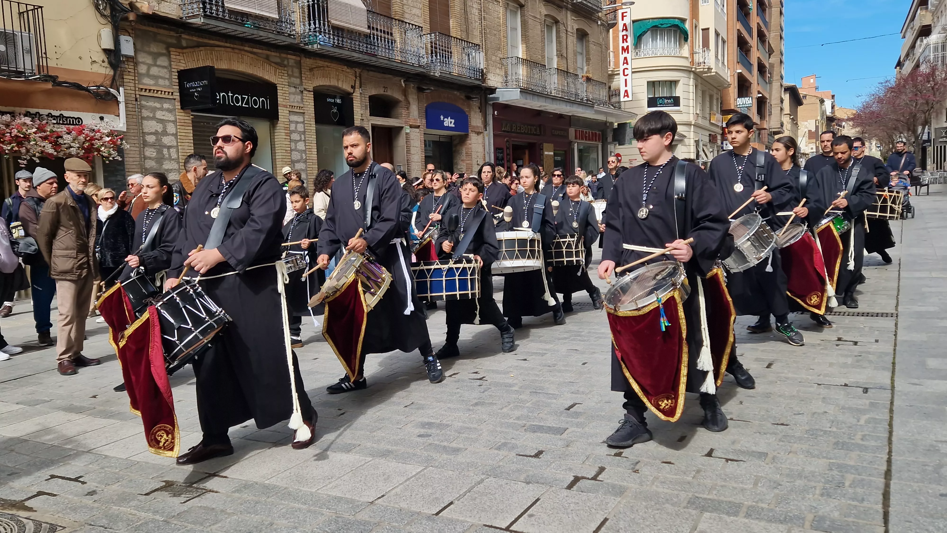 La Cofradía del Santo Cristo de los Gitanos ha desfilado por el Coso. Foto Myriam Martínez