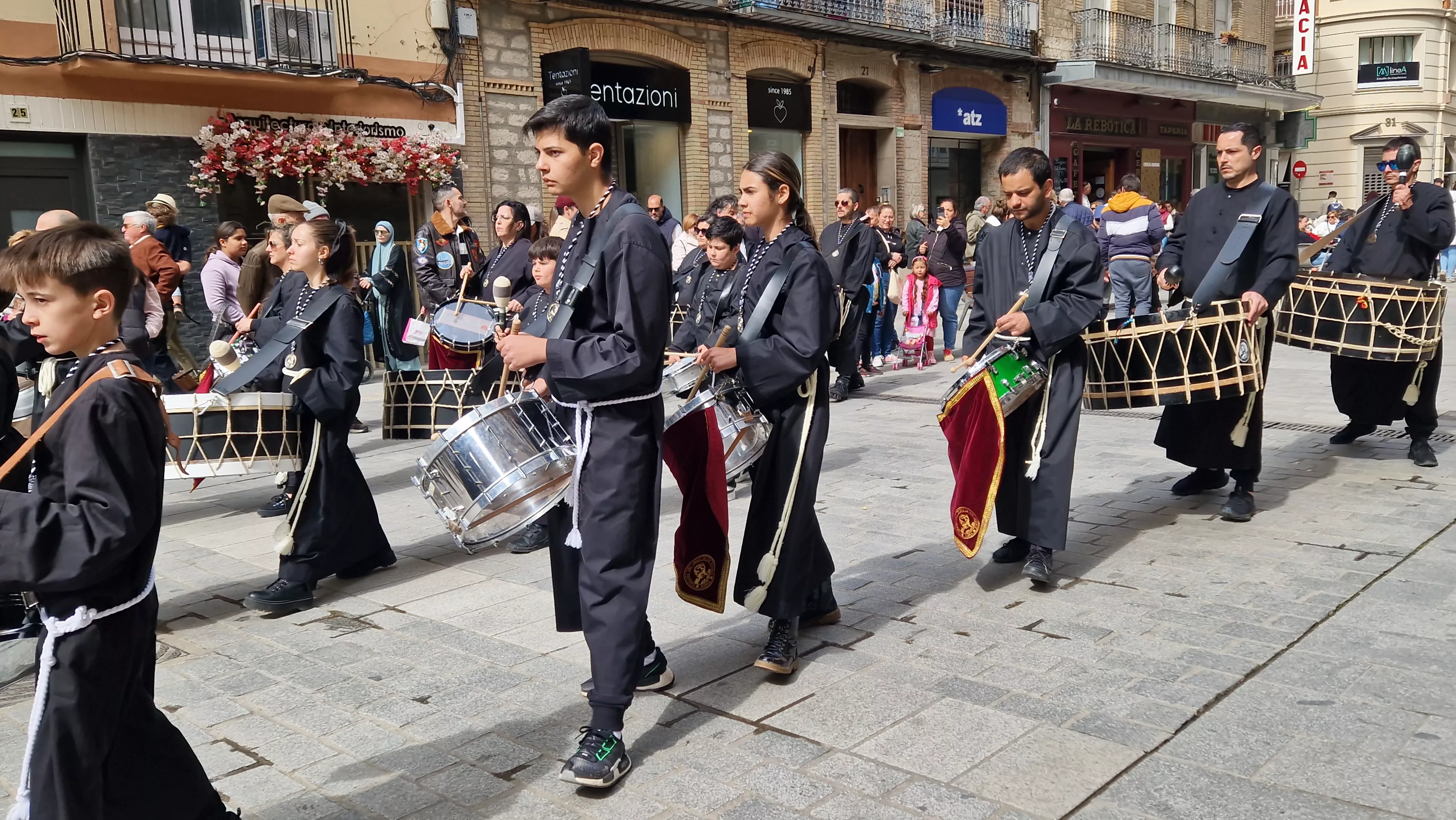 La Cofradía del Santo Cristo de los Gitanos ha desfilado por el Coso. Foto Myriam Martínez