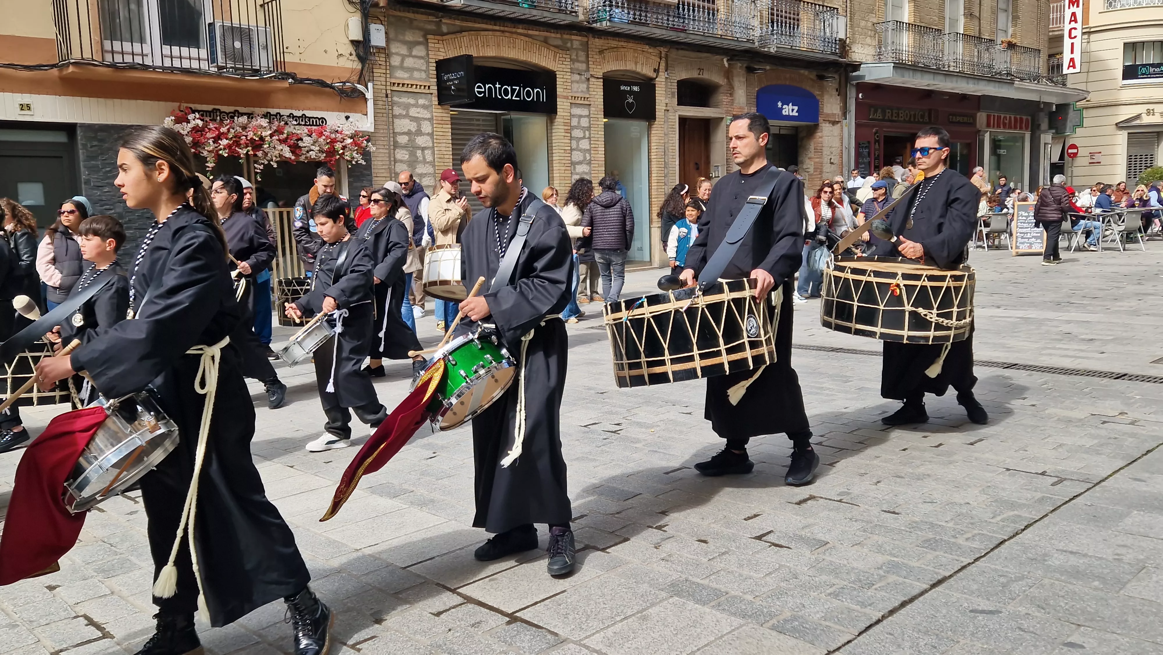 La Cofradía del Santo Cristo de los Gitanos ha desfilado por el Coso. Foto Myriam Martínez
