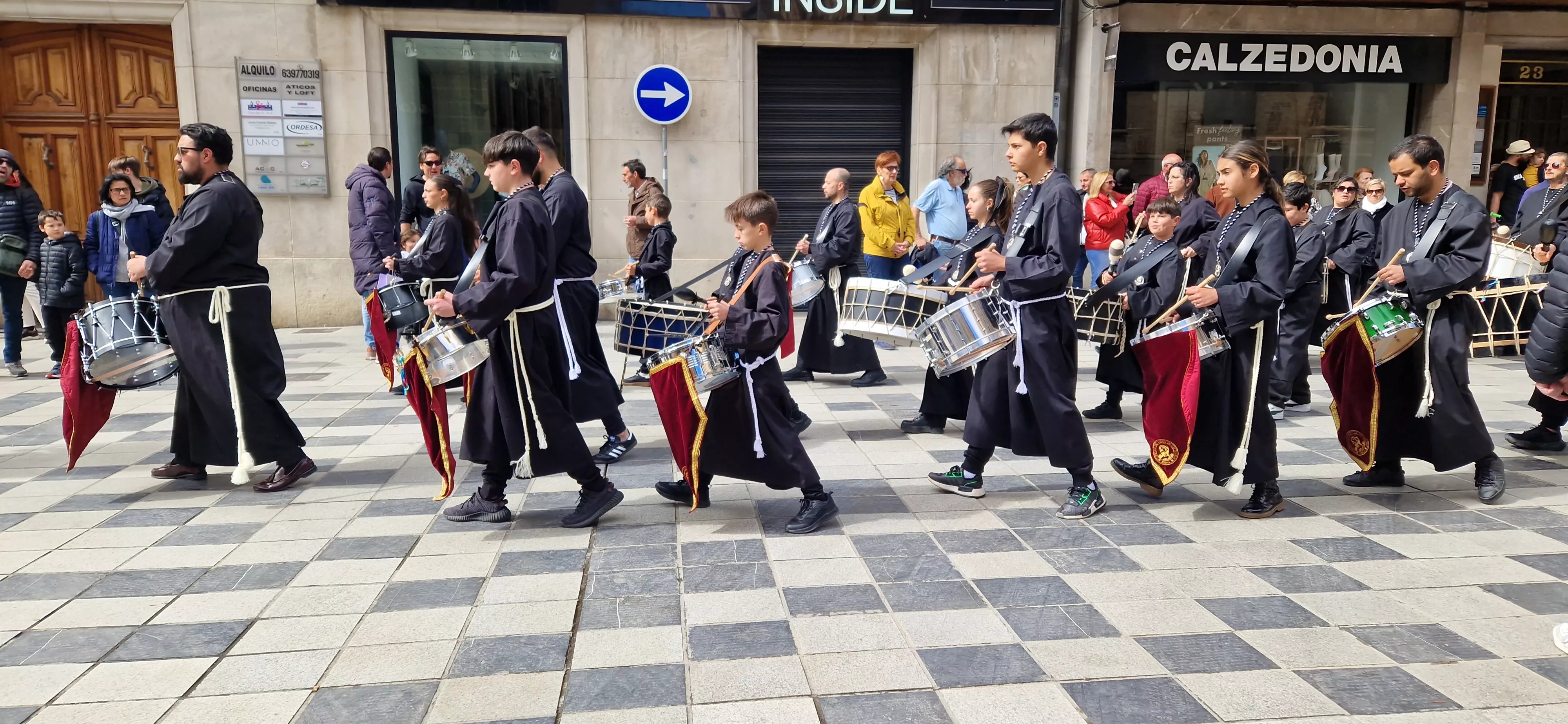 La Cofradía del Santo Cristo de los Gitanos ha desfilado por el Coso. Foto Myriam Martínez