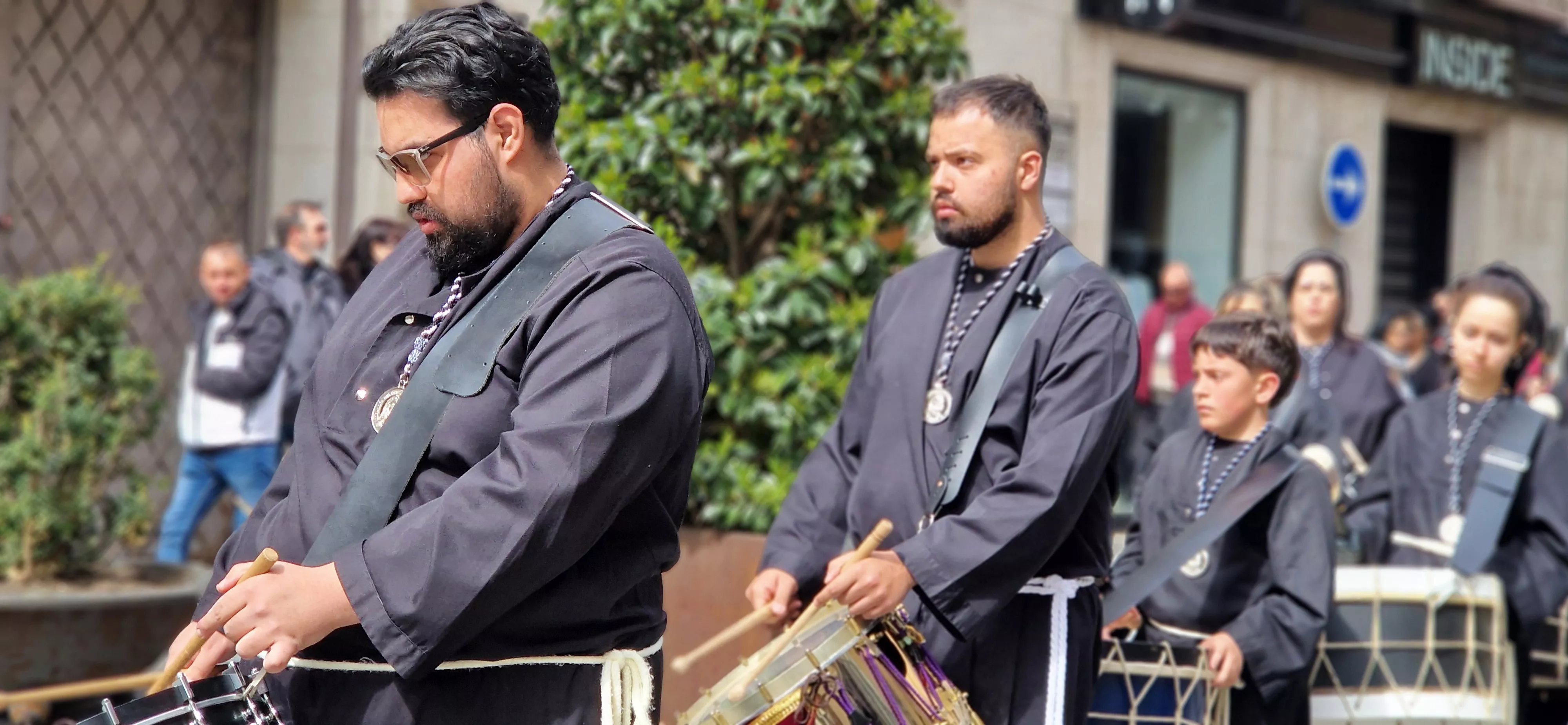 La Cofradía del Santo Cristo de los Gitanos ha desfilado por el Coso. Foto Myriam Martínez