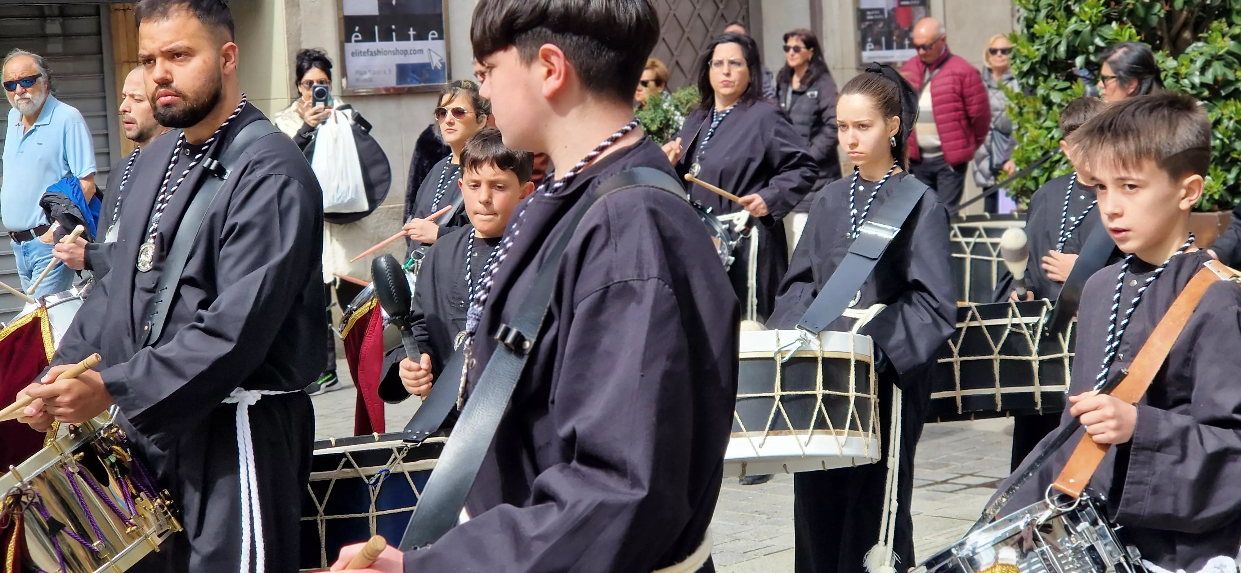La Cofradía del Santo Cristo de los Gitanos ha desfilado por el Coso. Foto Myriam Martínez