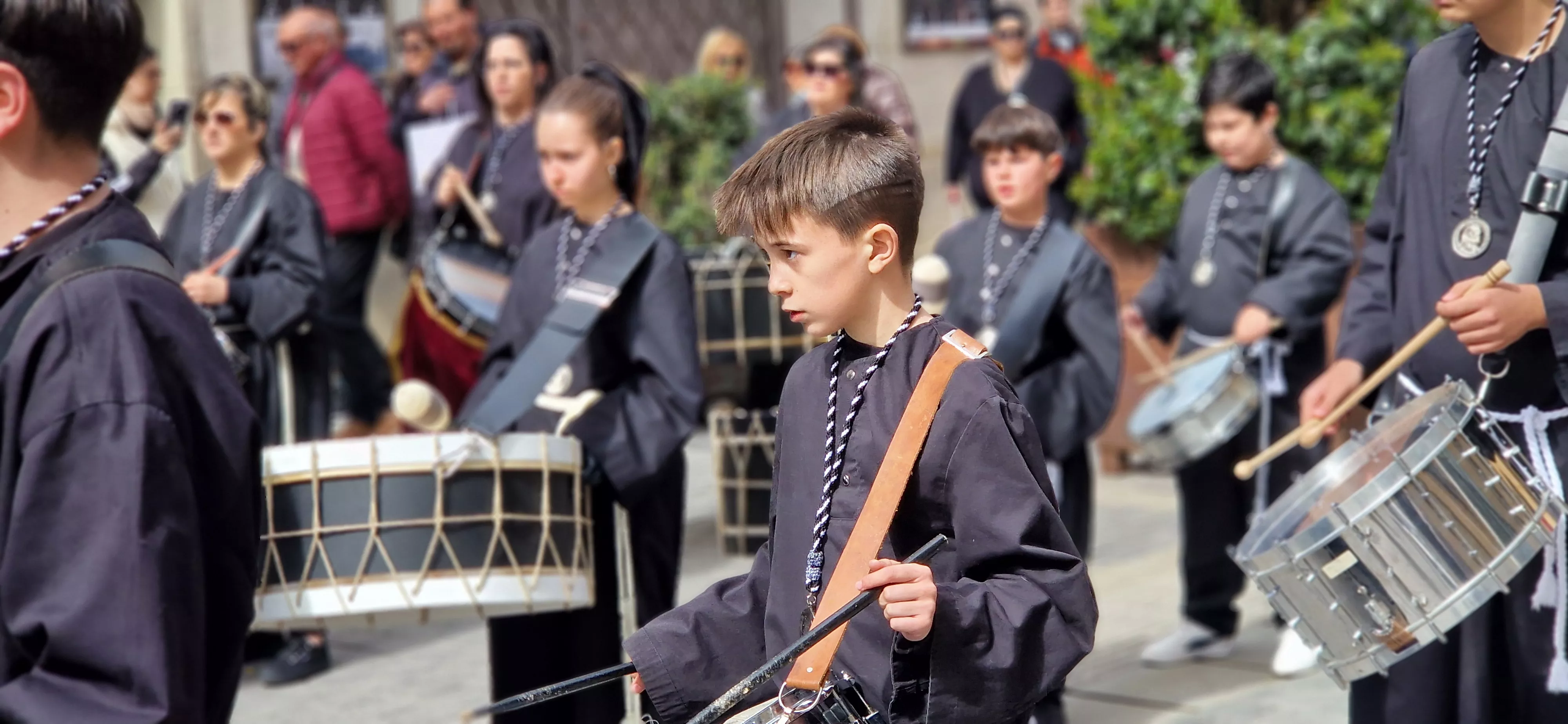 La Cofradía del Santo Cristo de los Gitanos ha desfilado por el Coso. Foto Myriam Martínez
