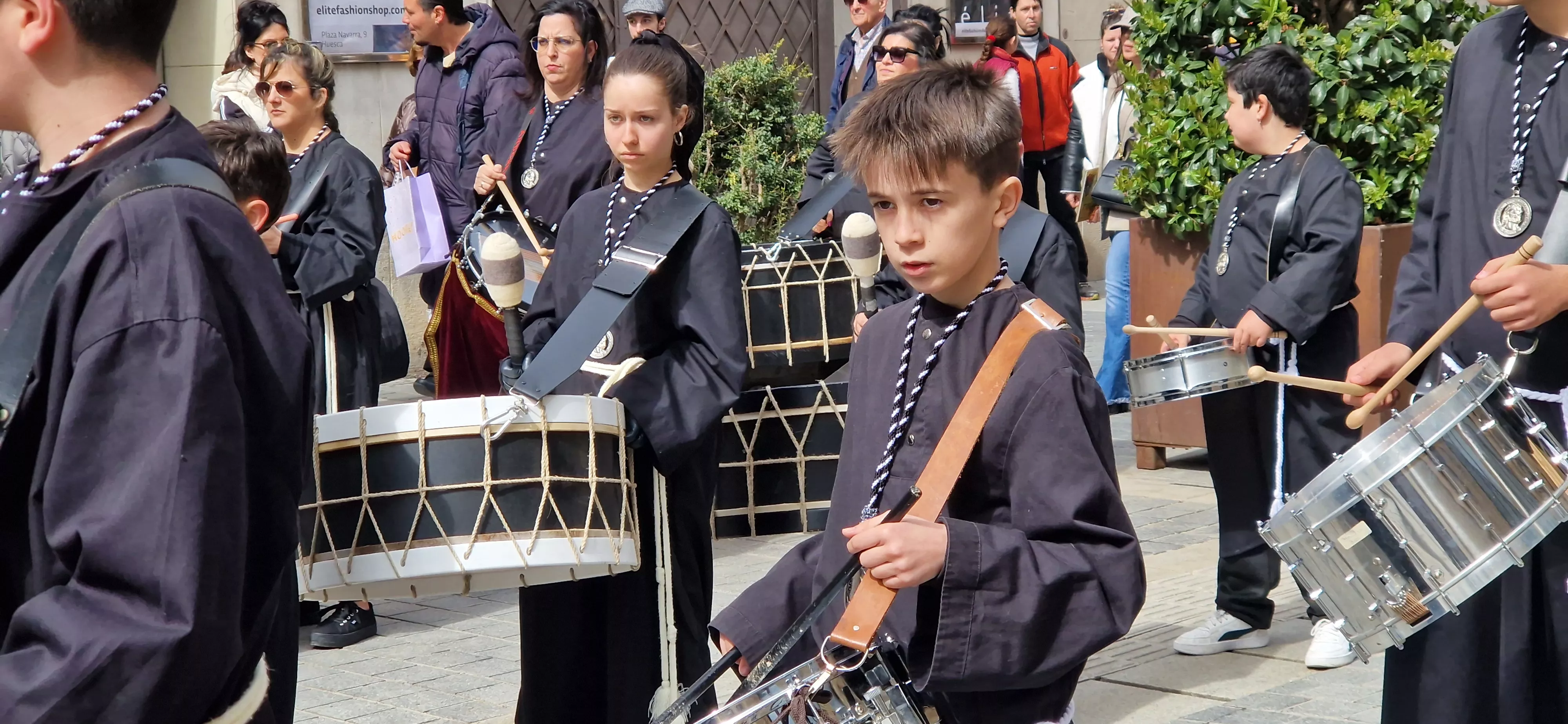 La Cofradía del Santo Cristo de los Gitanos ha desfilado por el Coso. Foto Myriam Martínez