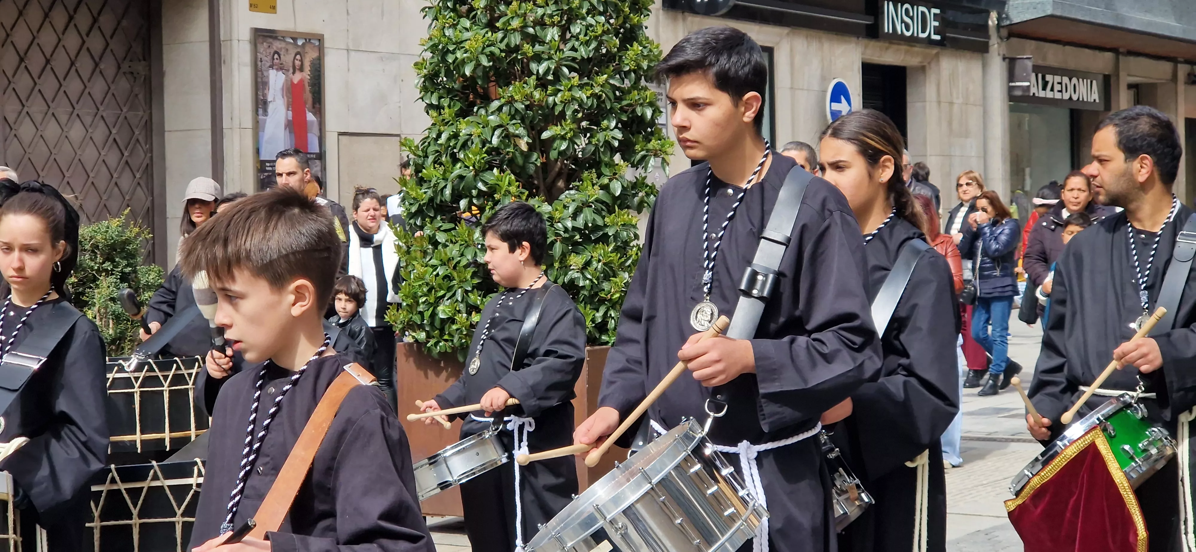 La Cofradía del Santo Cristo de los Gitanos ha desfilado por el Coso. Foto Myriam Martínez