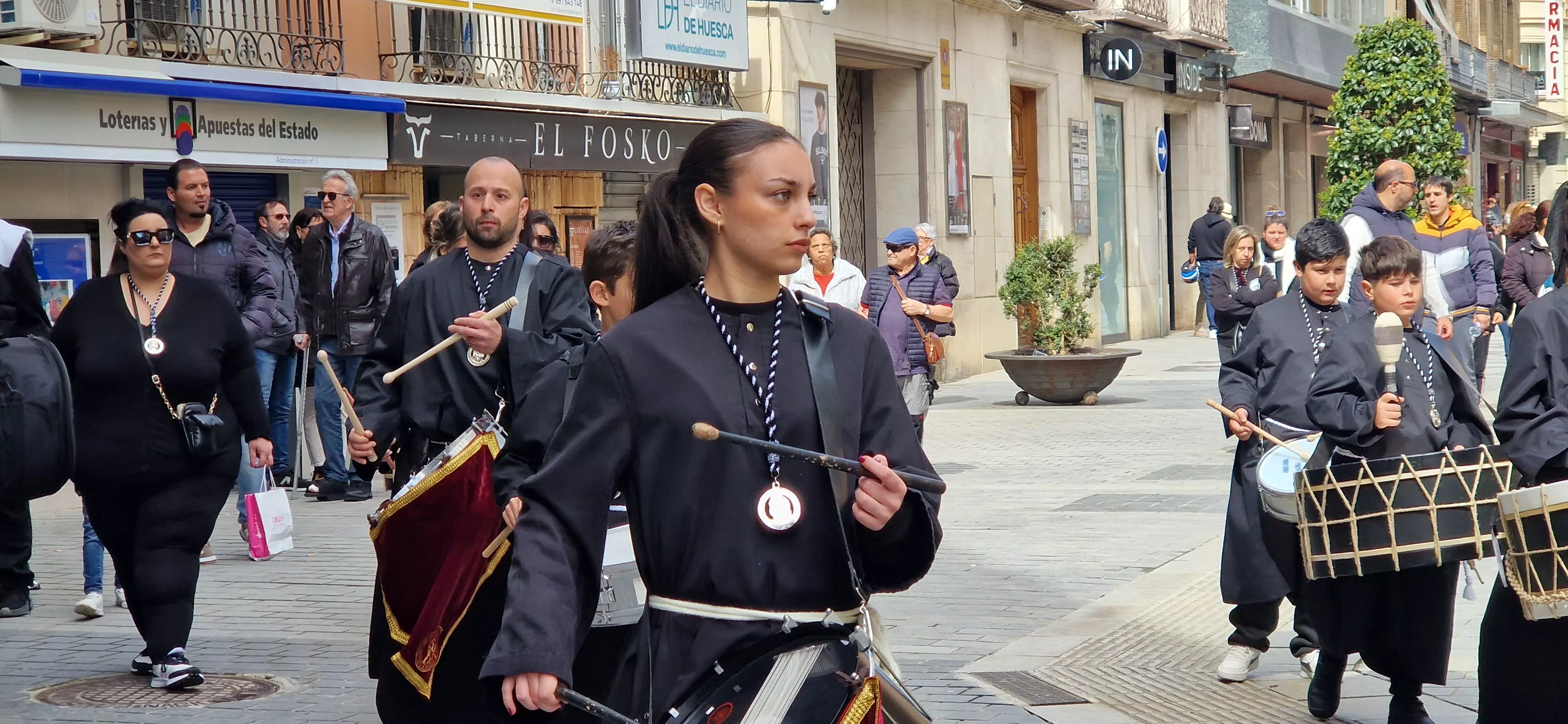 La Cofradía del Santo Cristo de los Gitanos ha desfilado por el Coso. Foto Myriam Martínez