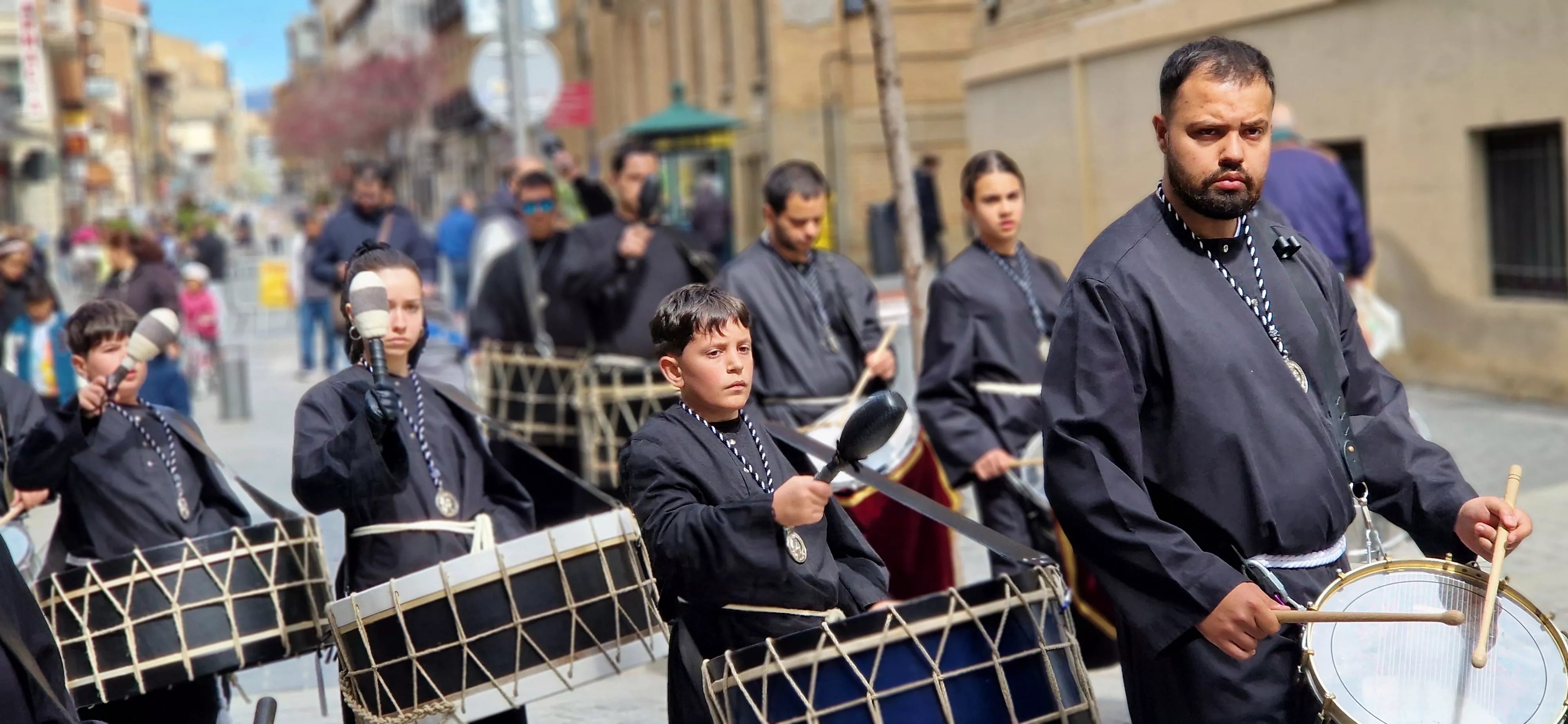 La Cofradía del Santo Cristo de los Gitanos ha desfilado por el Coso. Foto Myriam Martínez