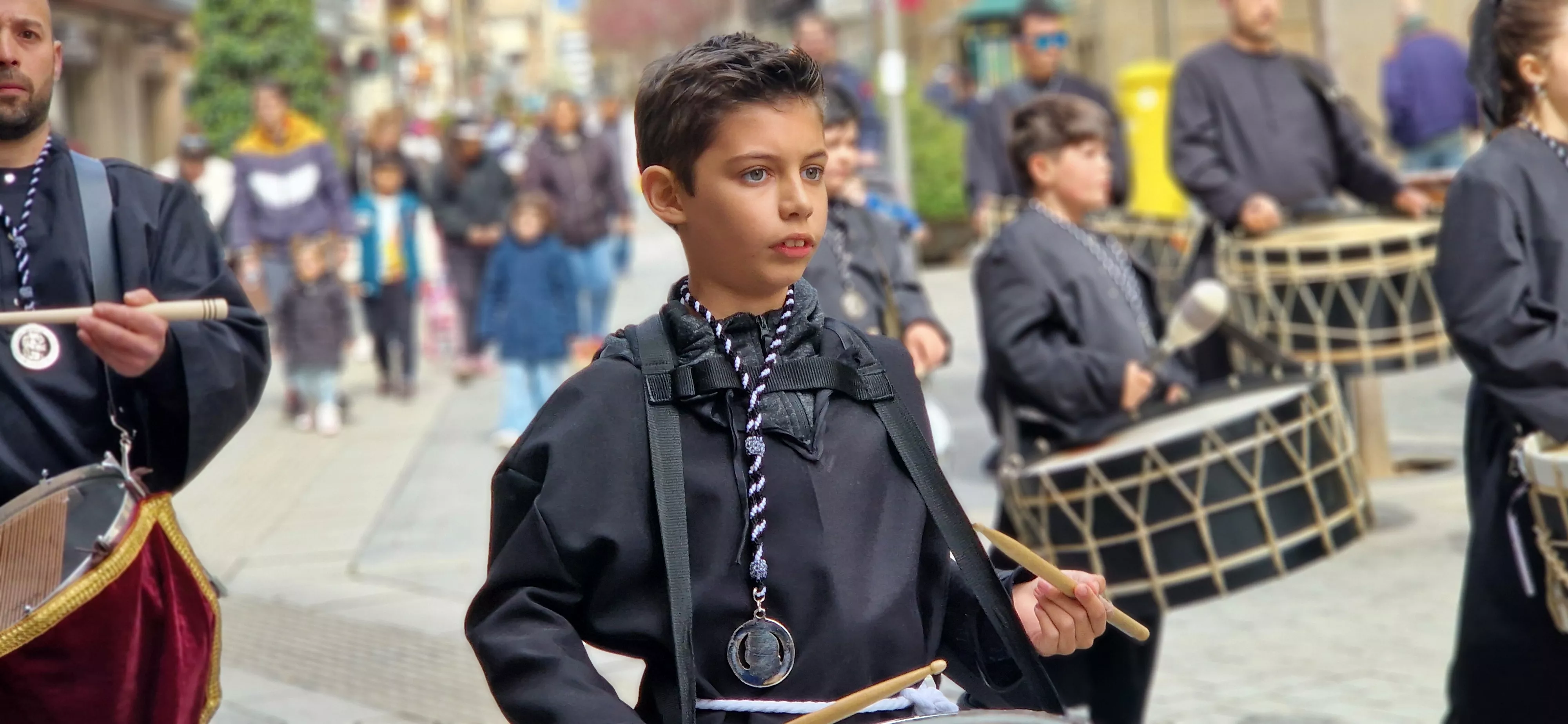 La Cofradía del Santo Cristo de los Gitanos ha desfilado por el Coso. Foto Myriam Martínez