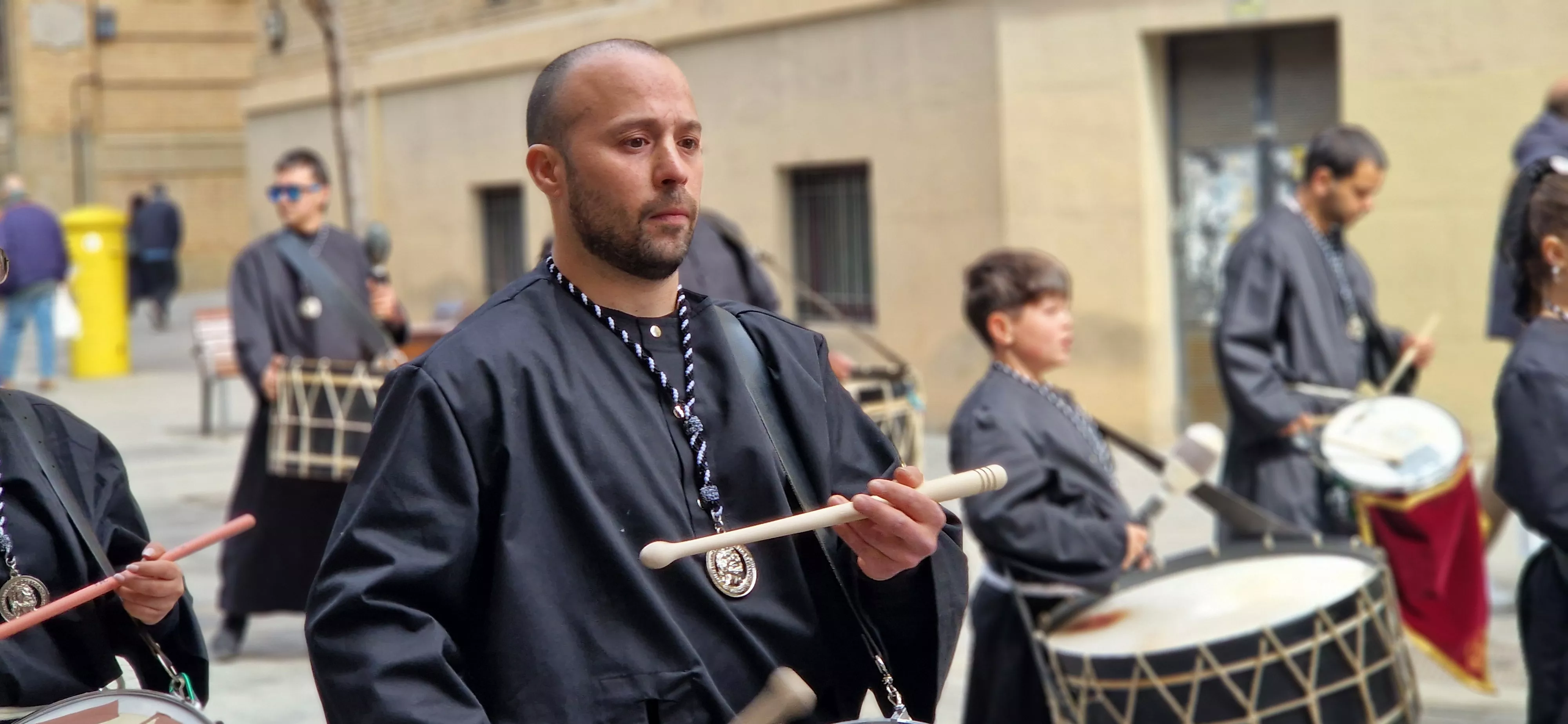La Cofradía del Santo Cristo de los Gitanos ha desfilado por el Coso. Foto Myriam Martínez