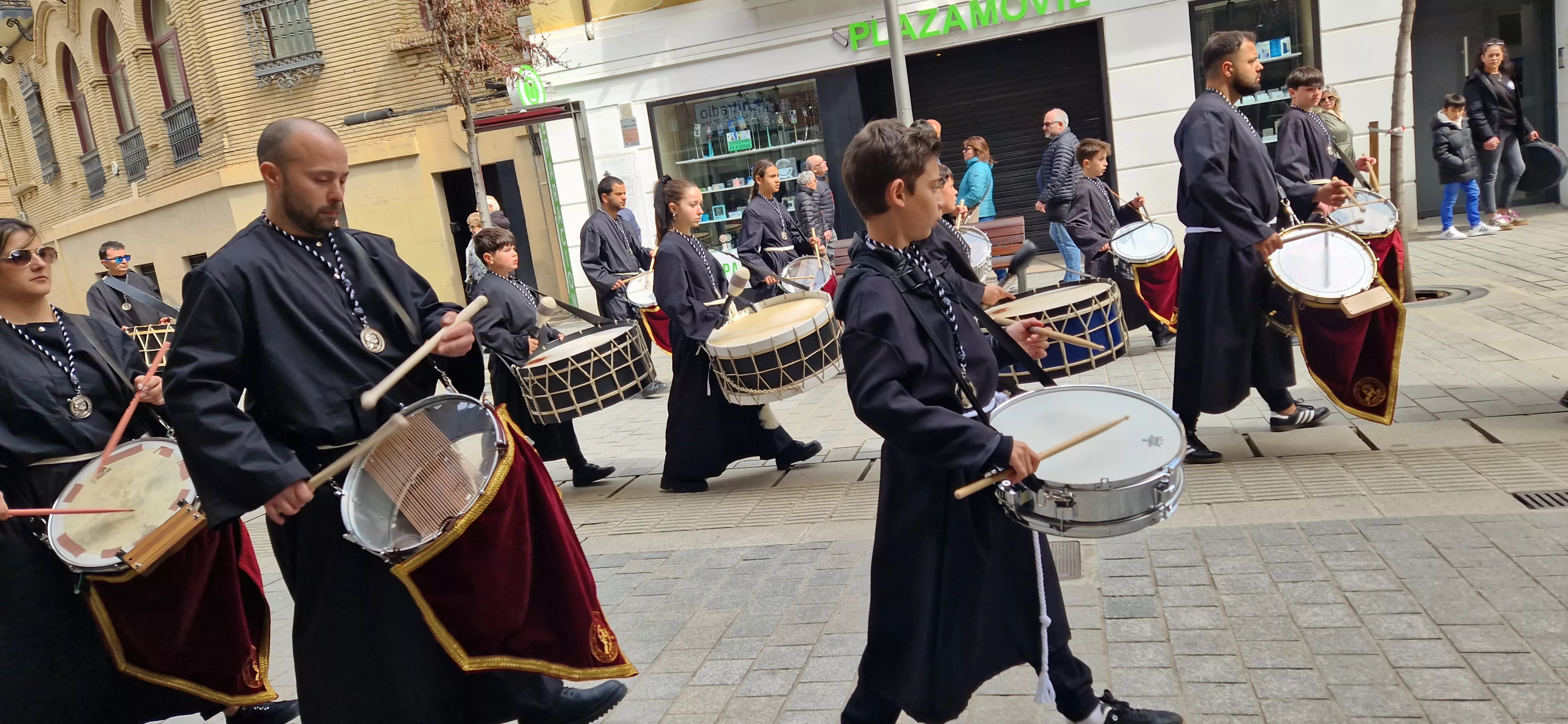 La Cofradía del Santo Cristo de los Gitanos ha desfilado por el Coso. Foto Myriam Martínez