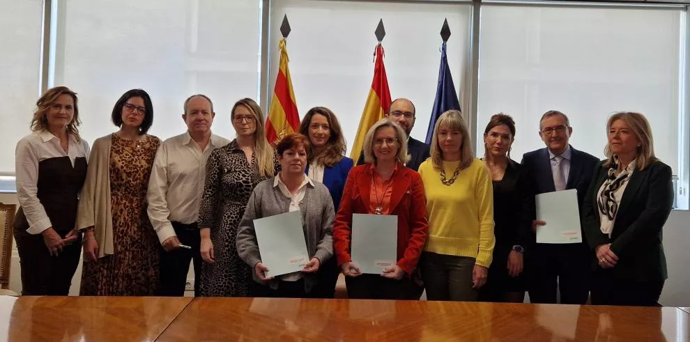 Los firmantes del acuerdo con la gerente del Salud, Ana Castillo, en el centro, y otros responsables de la AdministraciónGobierno de Aragón.