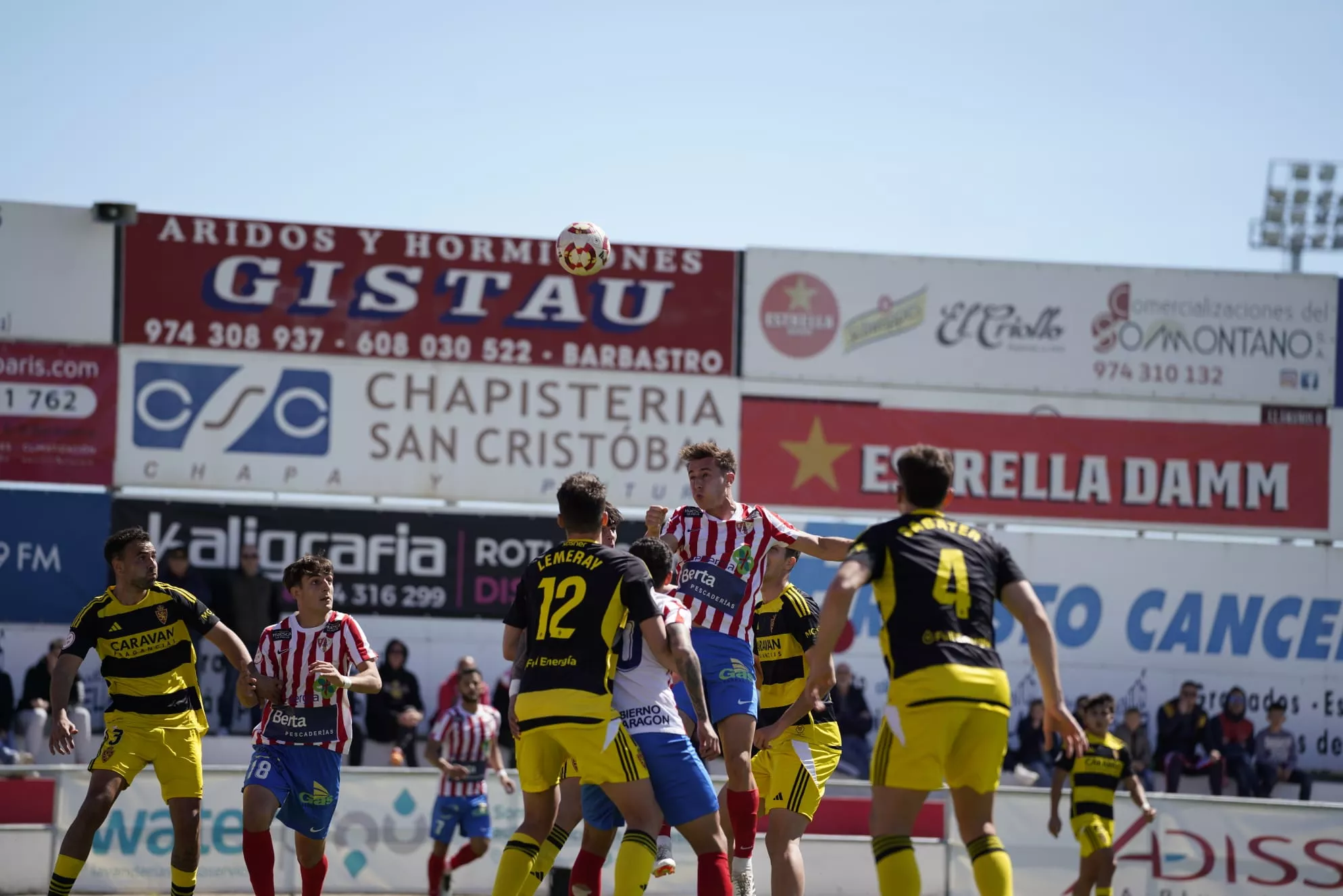 Sola disputa un balón en el encuentro ante el Deportivo Aragón. Foto: @fotomaniafut