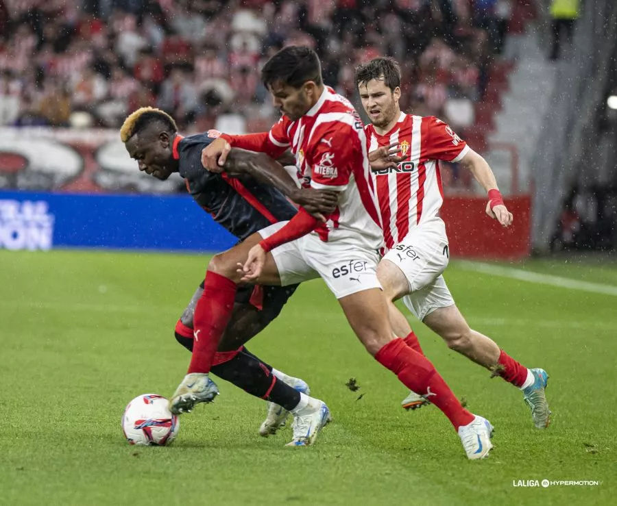 Soko, encimado por un jugador del Sporting en el partido de ida