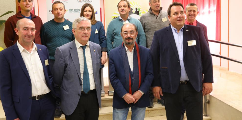 Javier Lambán y Joaquín Olona con José María Alcubierre y otros miembros de la junta de UAGA