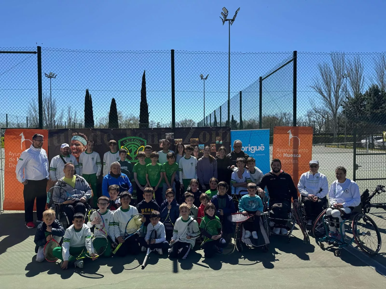 Jugadores, jóvenes y mayores en foto de familia.