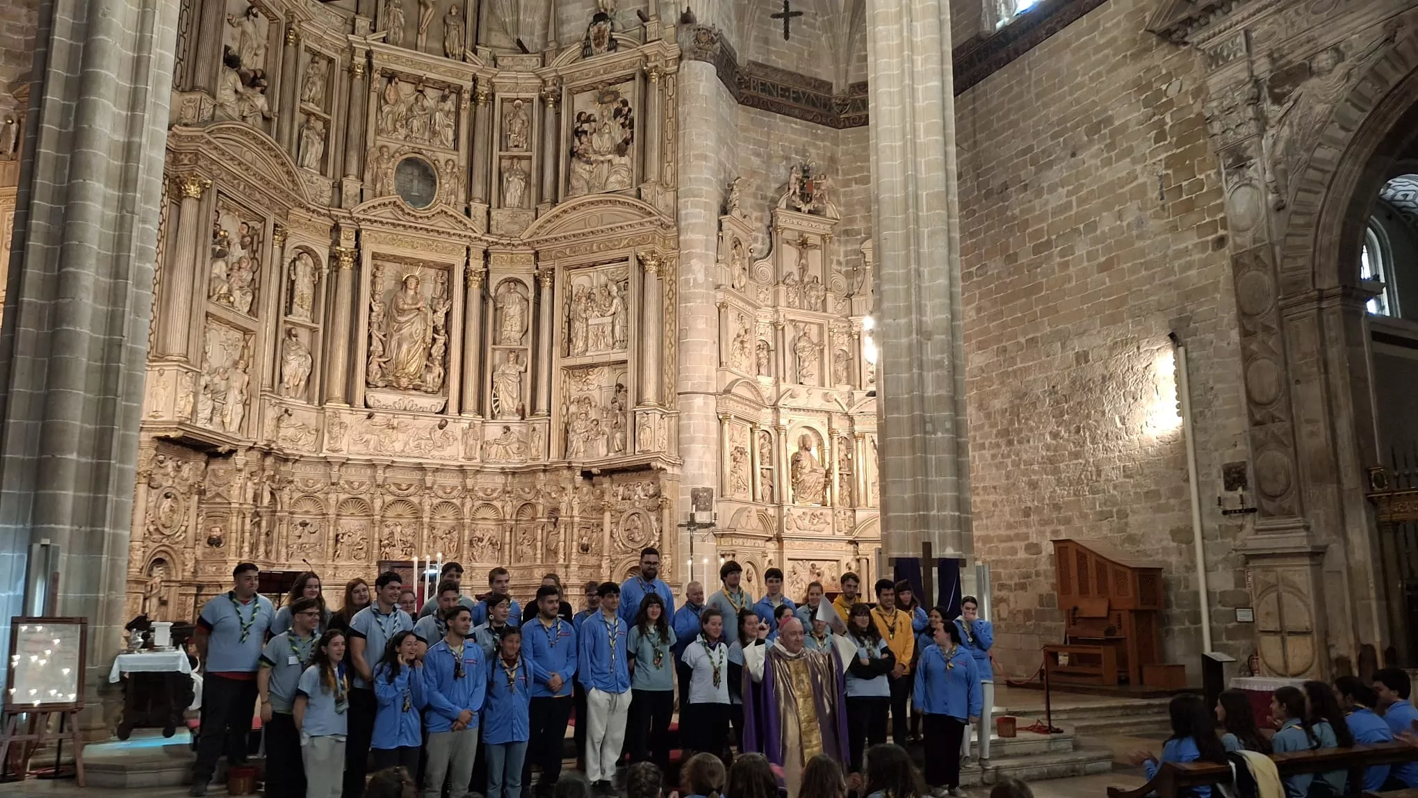 Scouts en la Catedral de Barbastro con monseñor Ángel Pérez