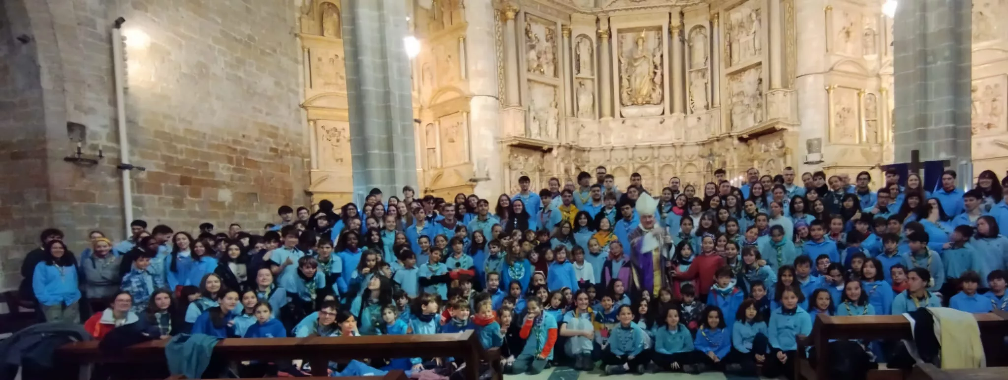 Scouts en la Catedral de Barbastro con monseñor Ángel Pérez
