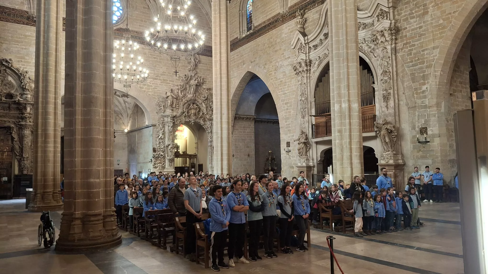 Scouts en la Catedral de Barbastro con monseñor Ángel Pérez
