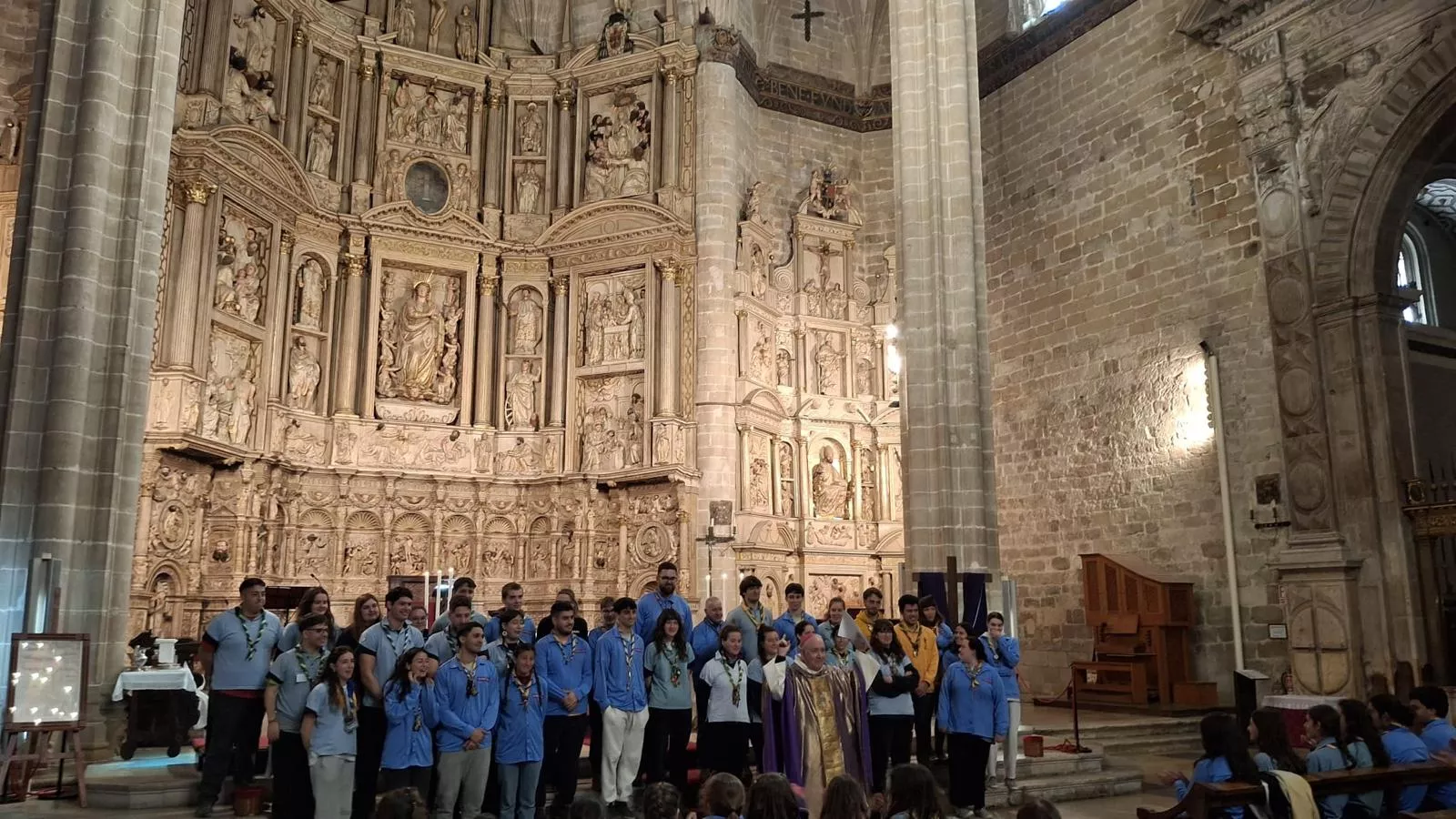 Scouts en la Catedral de Barbastro con monseñor Ángel Pérez