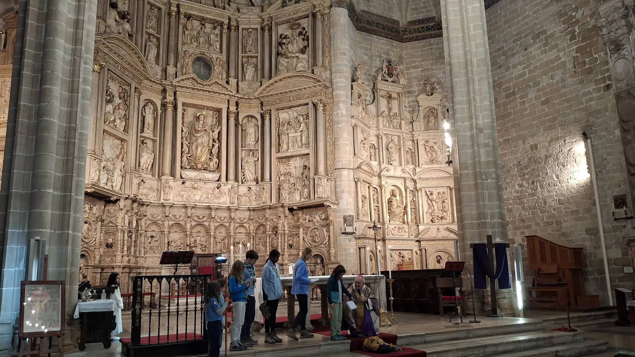 Scouts en la Catedral de Barbastro con monseñor Ángel Pérez