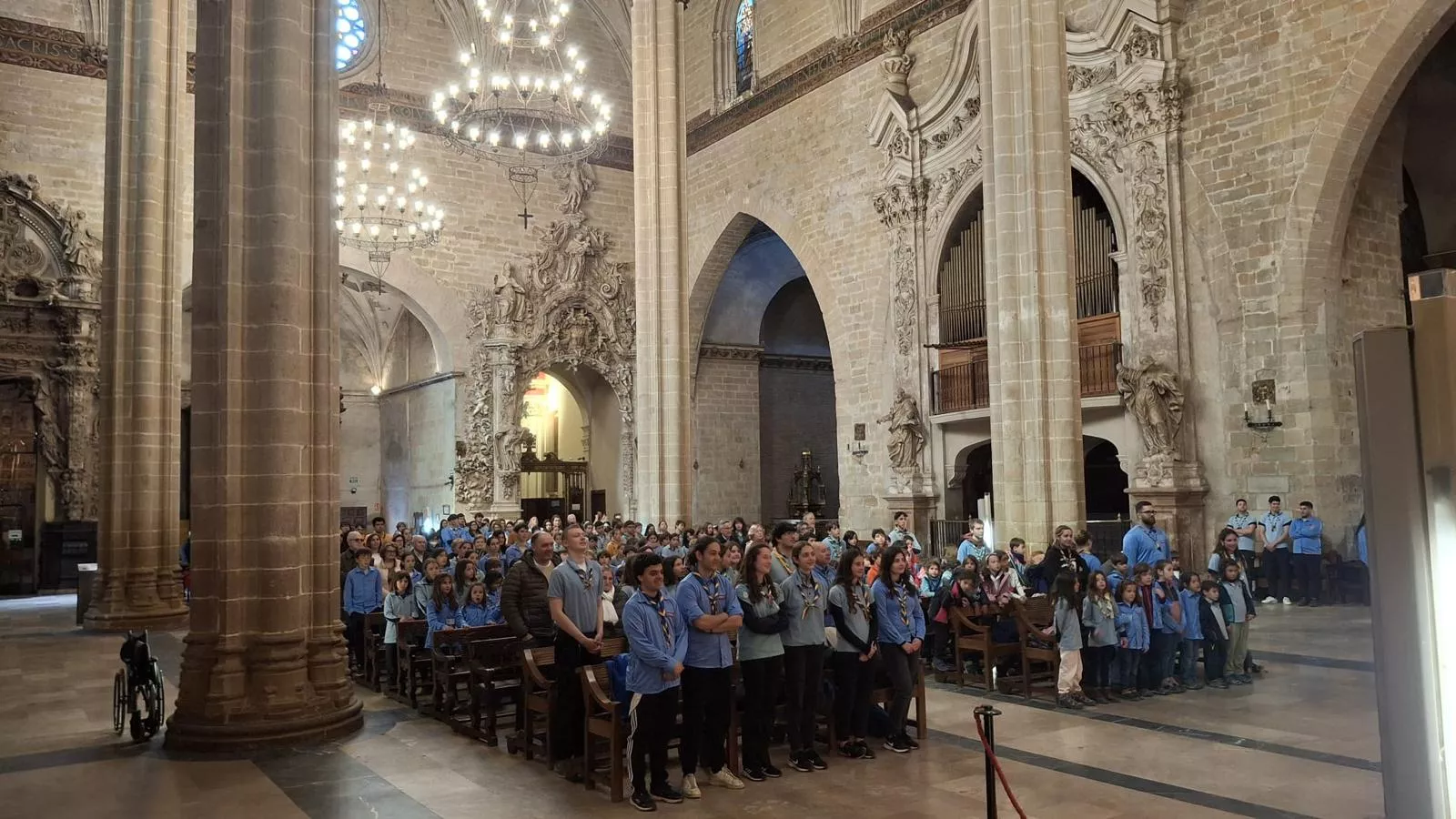 Scouts en la Catedral de Barbastro con monseñor Ángel Pérez
