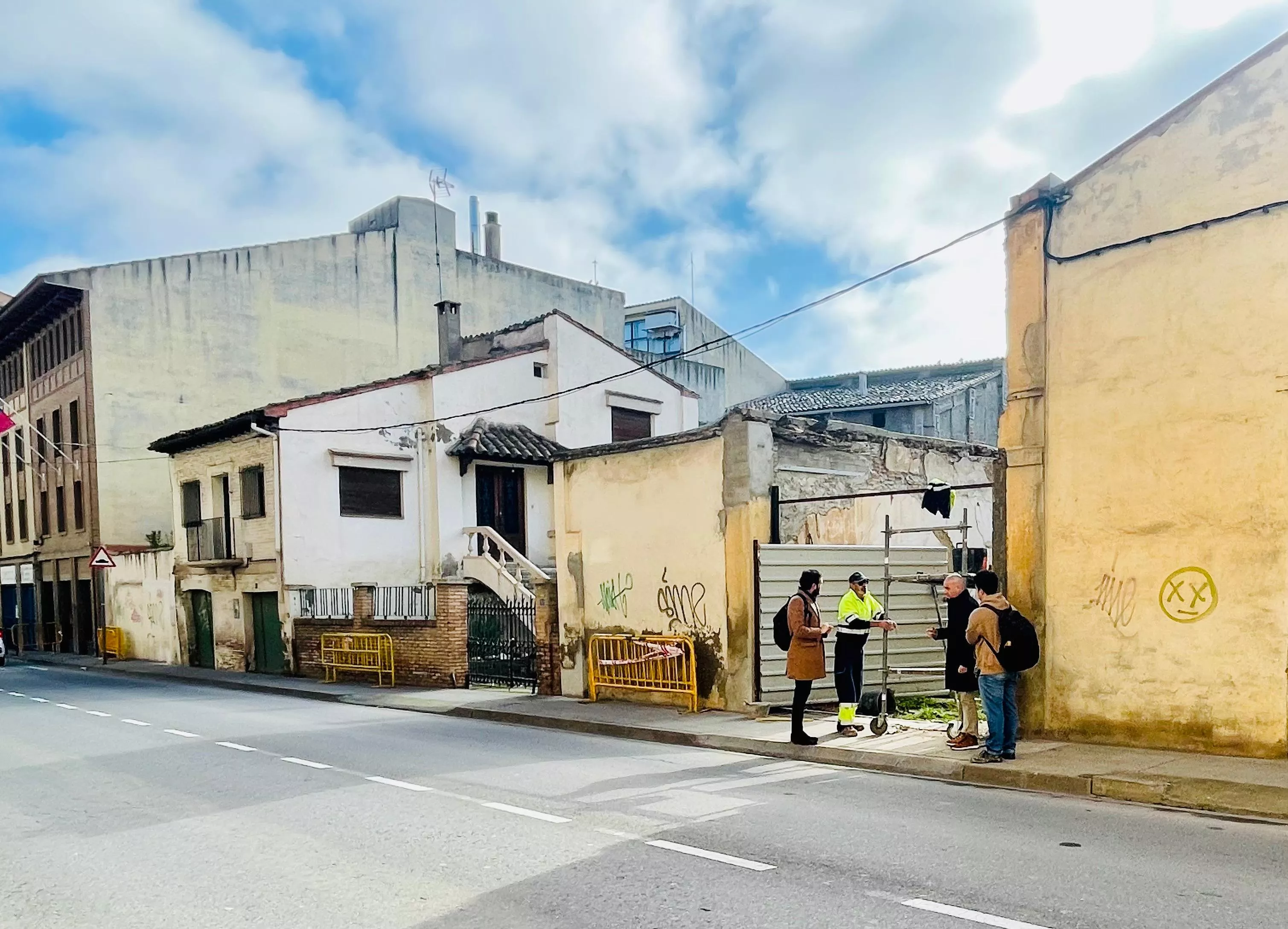 El alcalde de Monzón, Isaac Claver, el concejal de Servicios, Carlos Perella, y el artista Dani Vera han visitado las paredes donde se intervendrá.