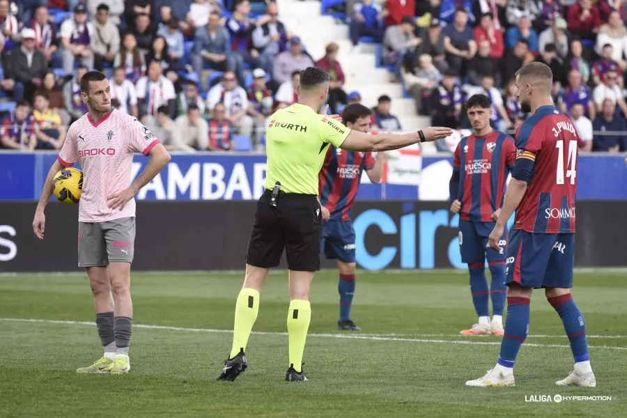 La revisión VAR del penalti en contra del Huesca: "Joaquín traba abajo a Dubasin y no le deja llegar a la pelota"