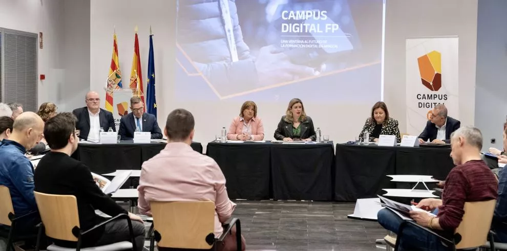 Las consejeras Pérez Forniés y Hernández apuestan por modernizar la FP. Foto Fabian Simon Las consejeras Pérez Forniés y Hernández apuestan por modernizar la FP. Foto Fabian Simon