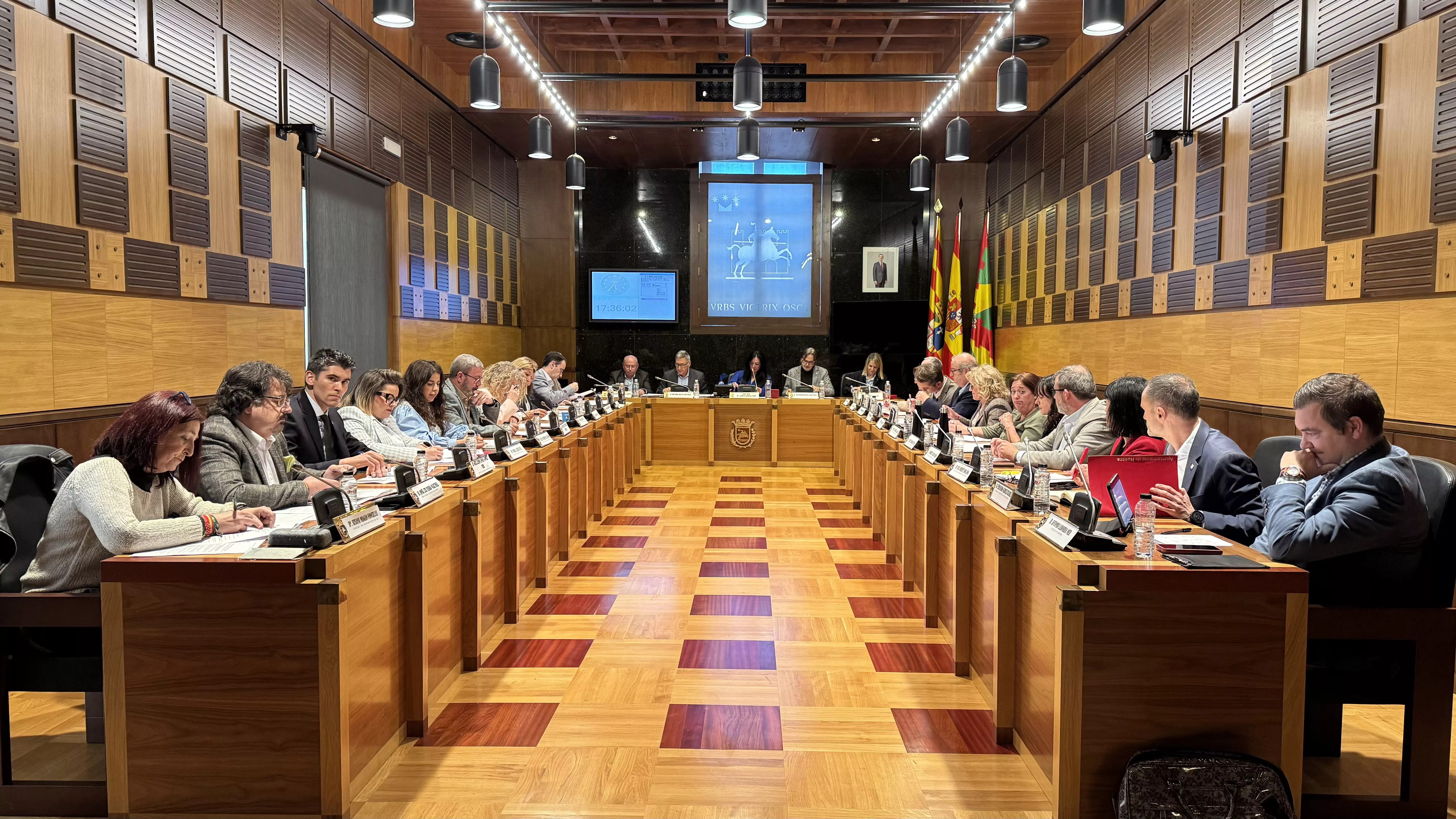 El pleno del Ayuntamiento de Huesca, a la izquierda los dos ediles de VOX