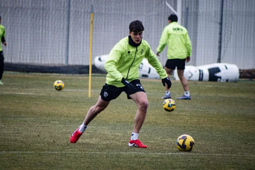 Álex Fita en un entrenamiento con el Huesca.