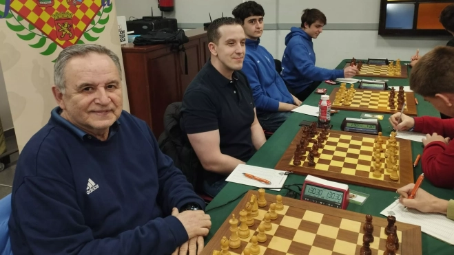 Roberto Cifuentes y sus compañeros del Jaque Aramóvil, terceros tras ganar la última ronda. Roberto Cifuentes y sus compañeros del Jaque Aramóvil, terceros tras ganar la última ronda.