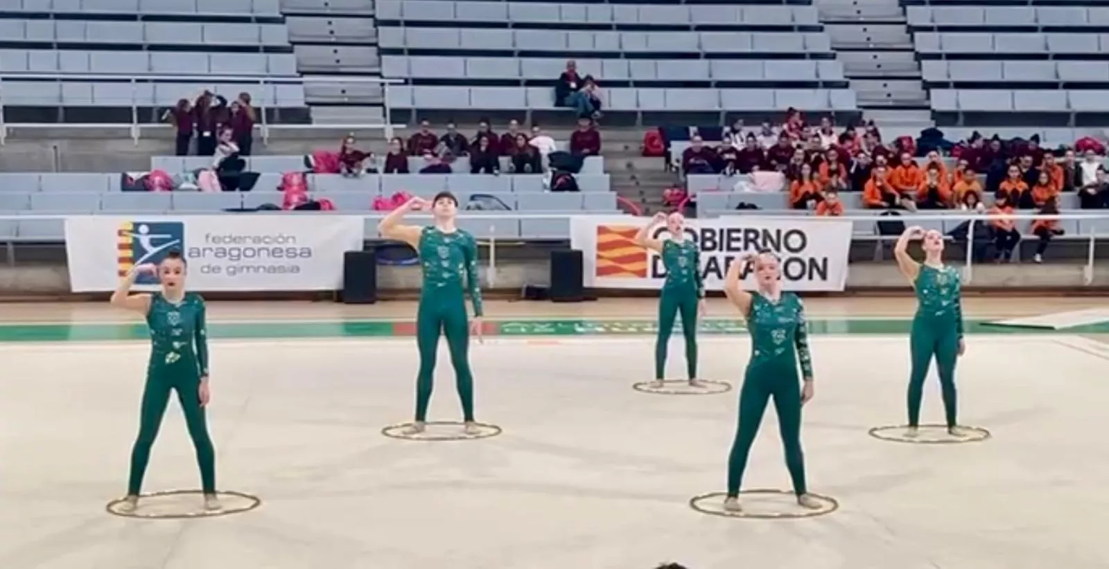 El conjunto Juvenil Base, durante su ejercicio de cinco aros.