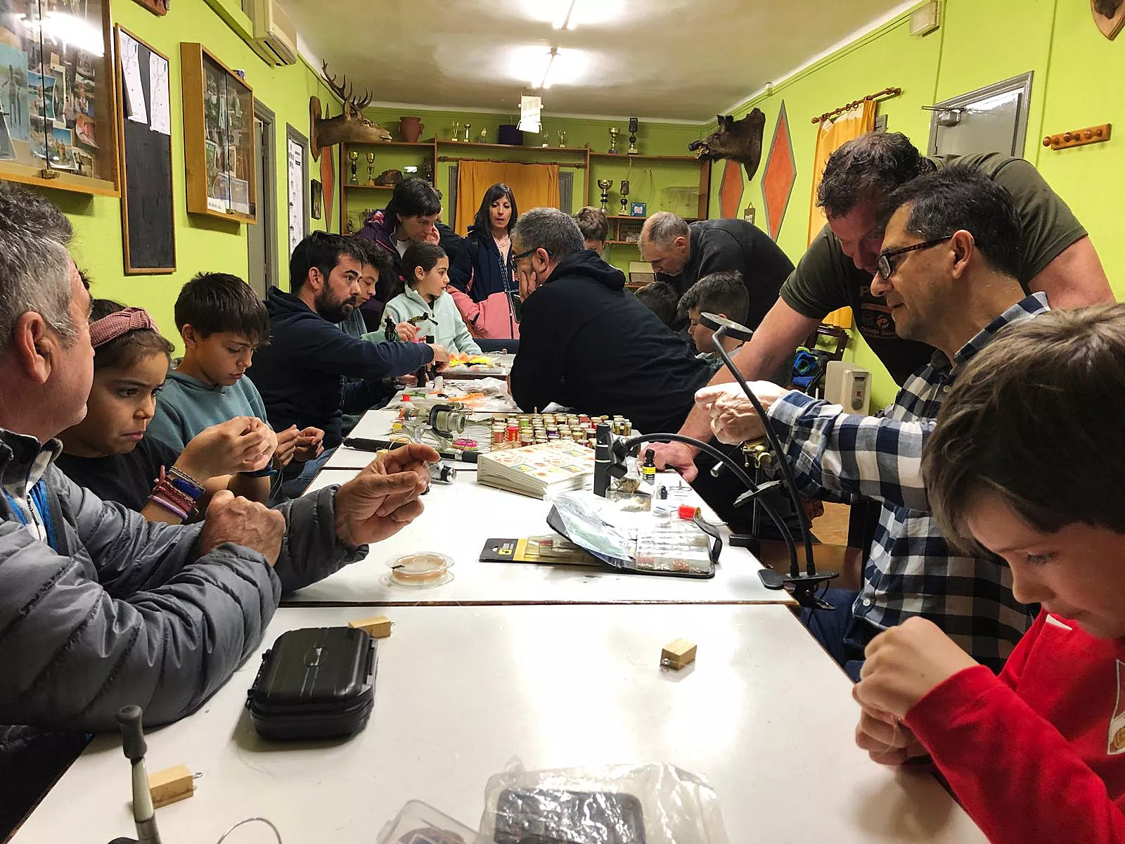 Los jóvenes pescadores barbastrenses aprenden a hacer nudos y montajes Los jóvenes pescadores barbastrenses aprenden a hacer nudos y montajes