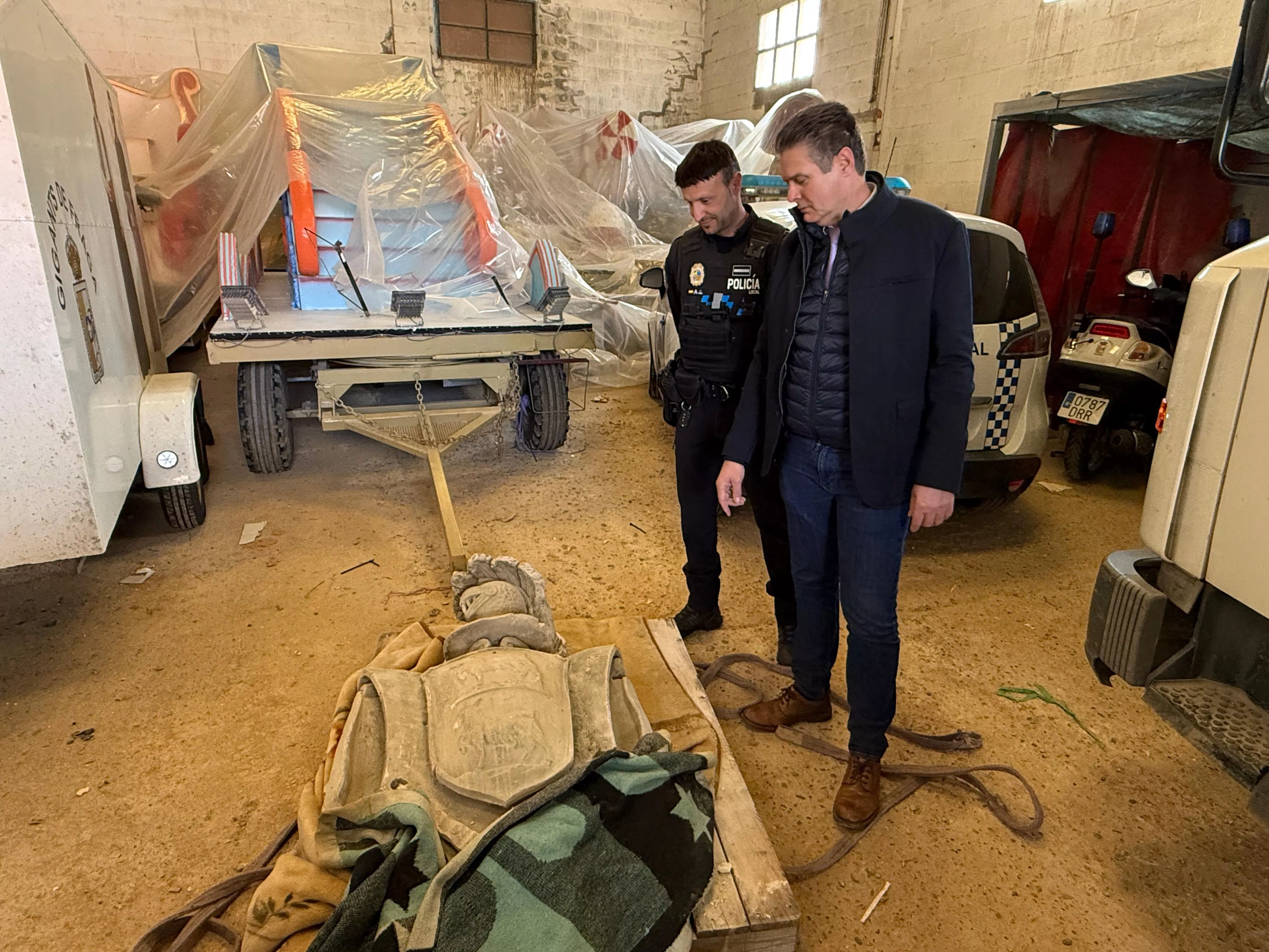 Ignacio Gramún y David Buil (Jefe de Policía Local) junto al escudo