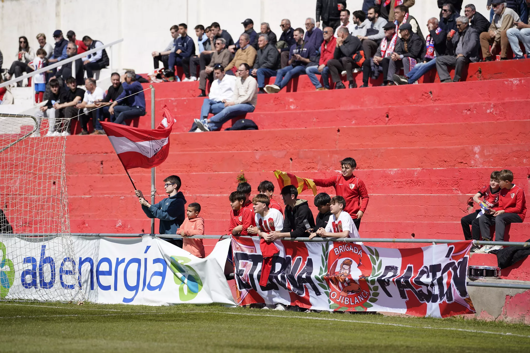 Afición de la UD Barbastro en el último partido ante el Deportivo Aragón. Foto: @fotomaniafut / Dani Vidal