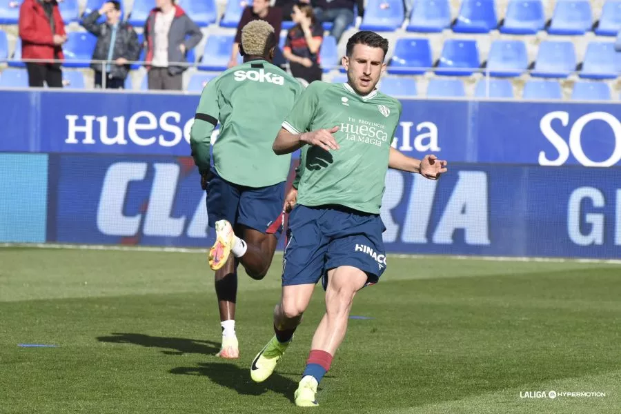 Gerard Valentín, en el calentamiento antes del Huesca-Sporting del domingo. Foto: LaLiga