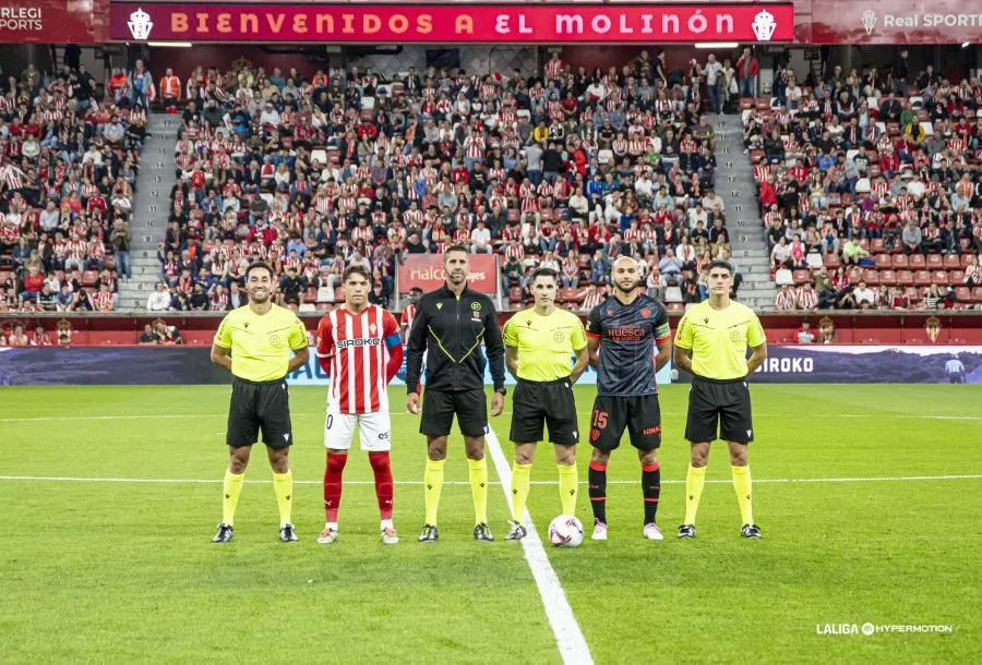 Blasco, aquel día capitán, en la foto junto a Fuentes Molina y el capitán del Sporting, en el partido de la jornada 11. Foto: LaLiga